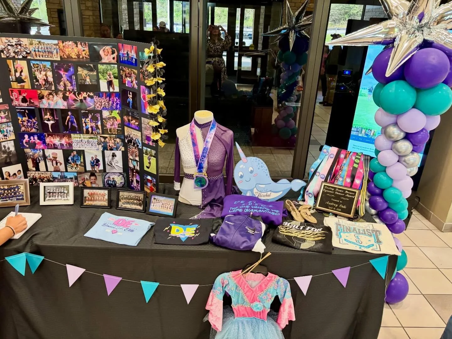 ✨ Highlights from Elite Showcase 2026 ✨
&bull; Beautiful performances from our DE Elite teams, soloists, and duo dancers! A huge thank you to all the parents, family, and friends that came to support our performers
&bull; Breanna Hall Shining Light A