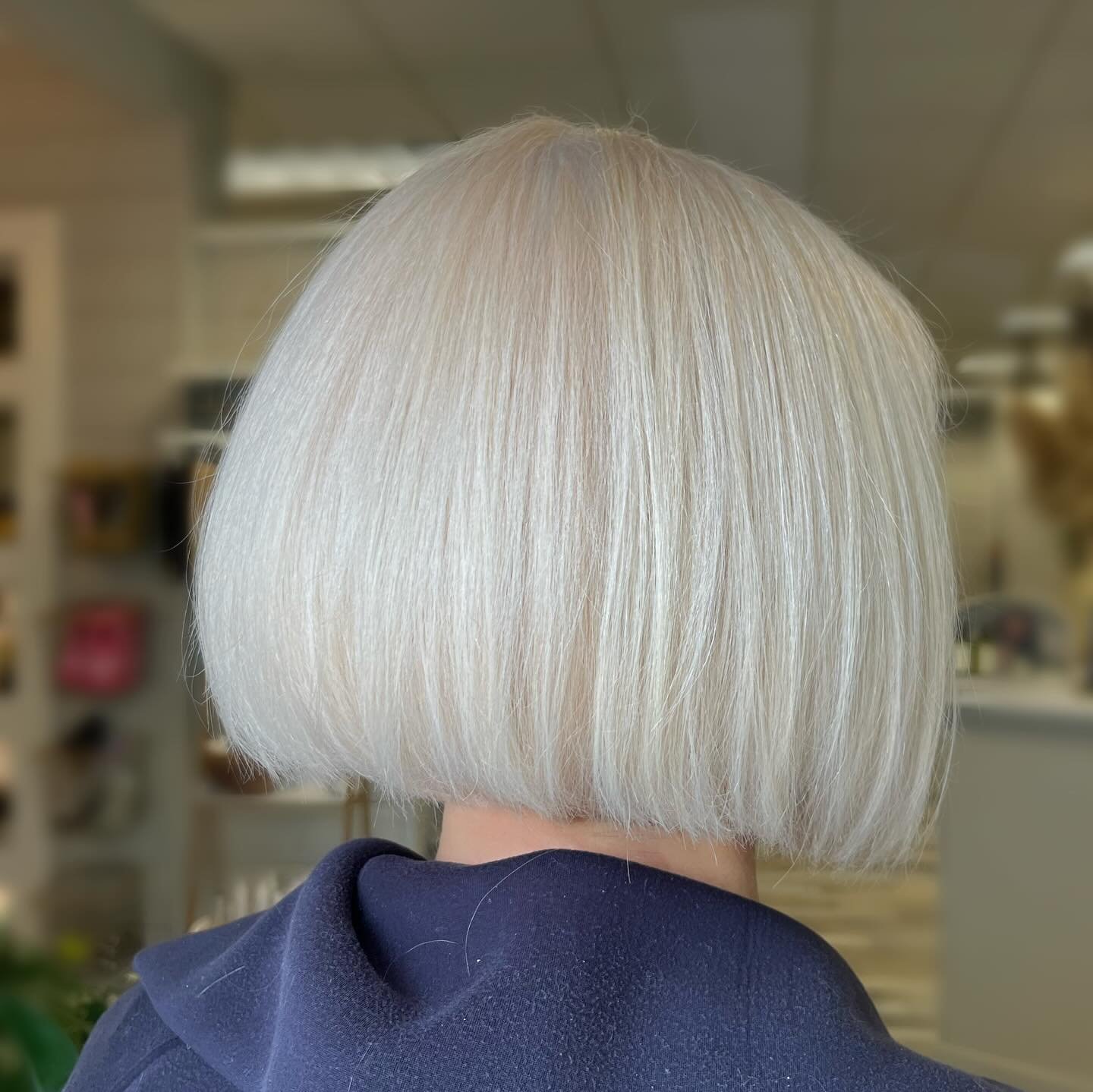 new client requested the blondest blonde & a blunt bob. I was torn on how to approach this, she was currently blonde and is a natural level 8. We wanted to go a bit cooler than what she came with, here’s what I used:
.
#aretepro botanical h