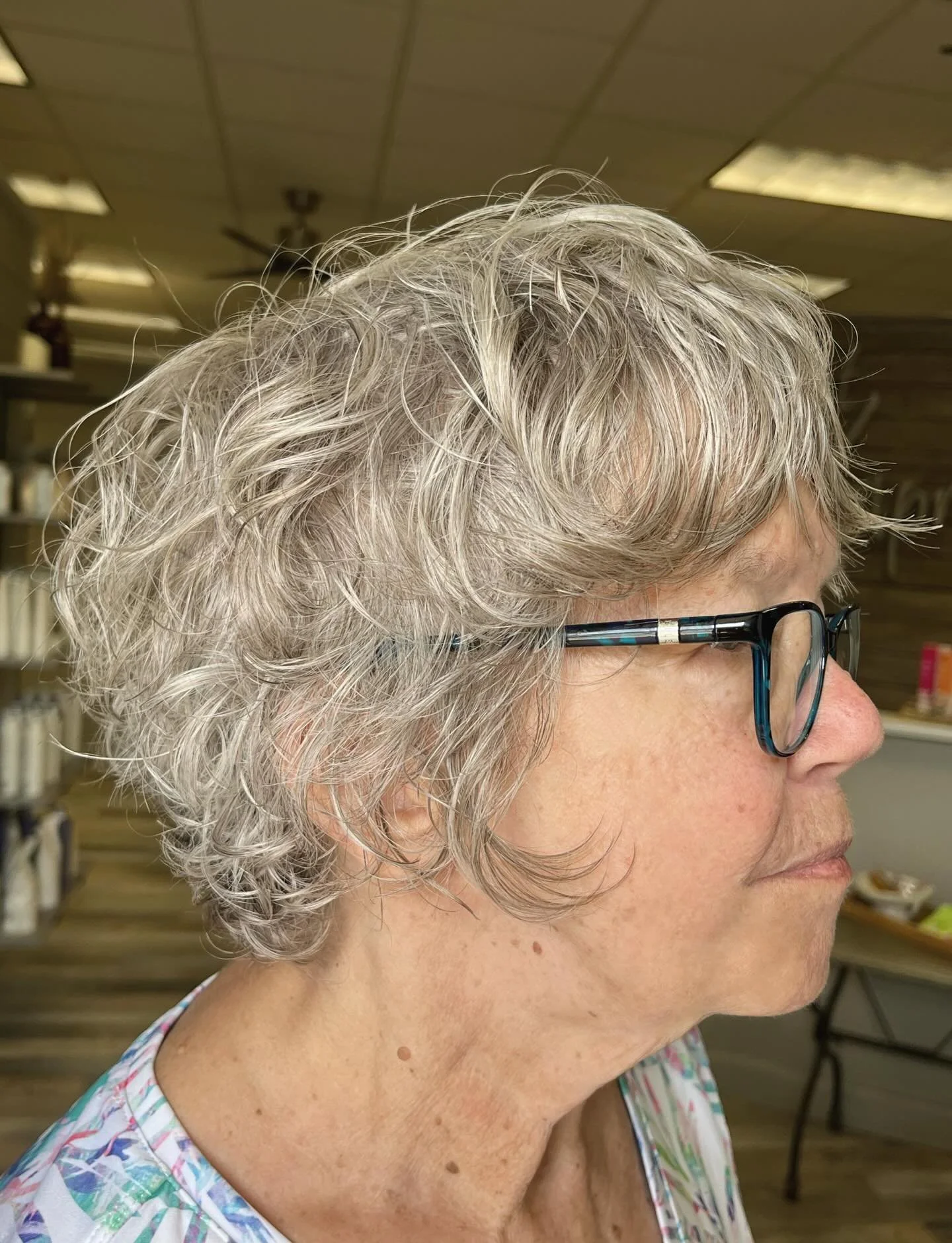 One of my regulars wanted to try something new with her hair so we decided on a diffused shag ✨ I included a pic of the first cut I ever gave her swipe to see the change! 
.