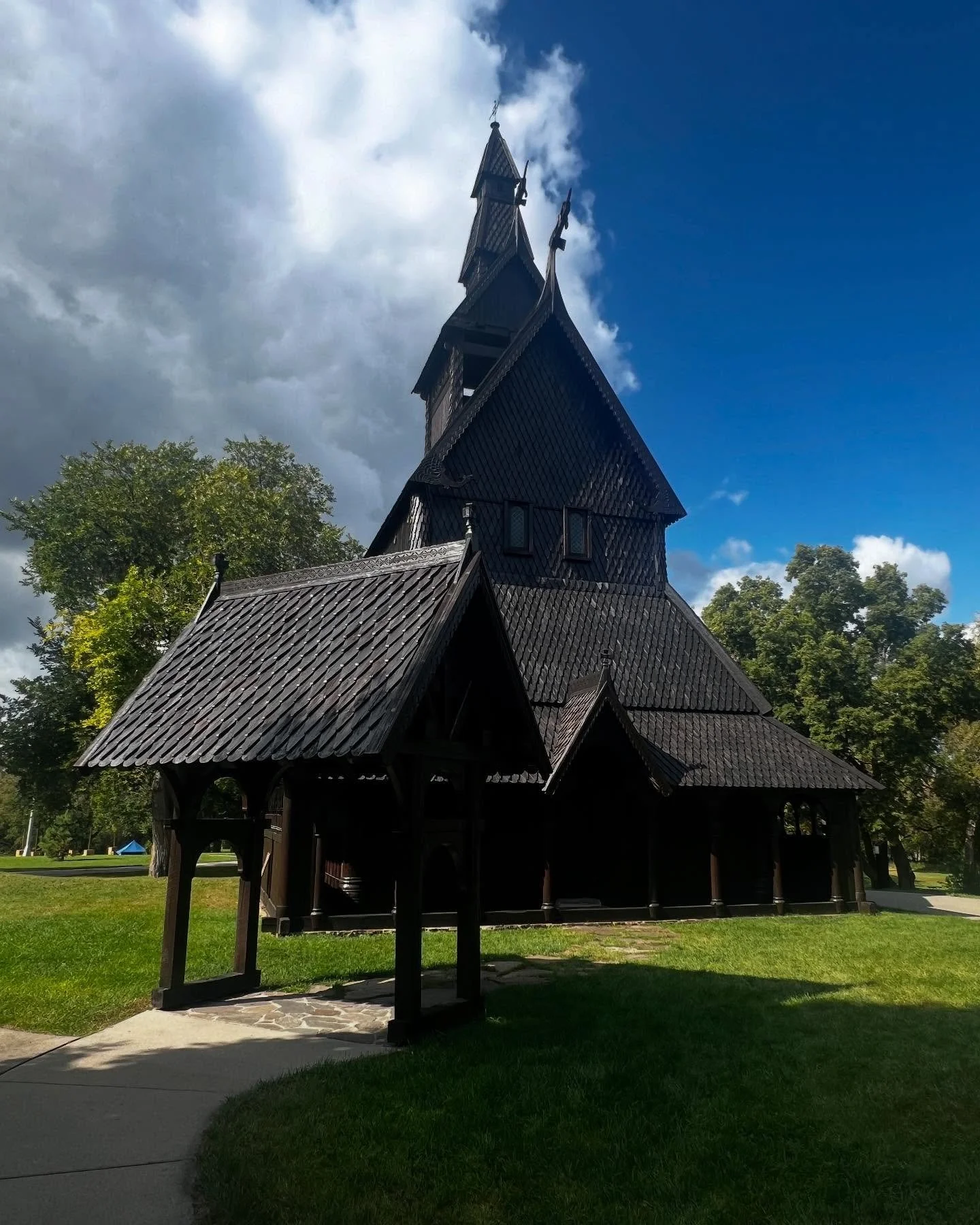 Another day of exploration! This stave church is a replica of one in Hopperstad Norway. Thank you @danyonsatterlee for the recommendation! Also saw some &ldquo;Fargo&rdquo; pieces and a beautiful cloud showing on the drive. #travel #clouds #fargo #mo