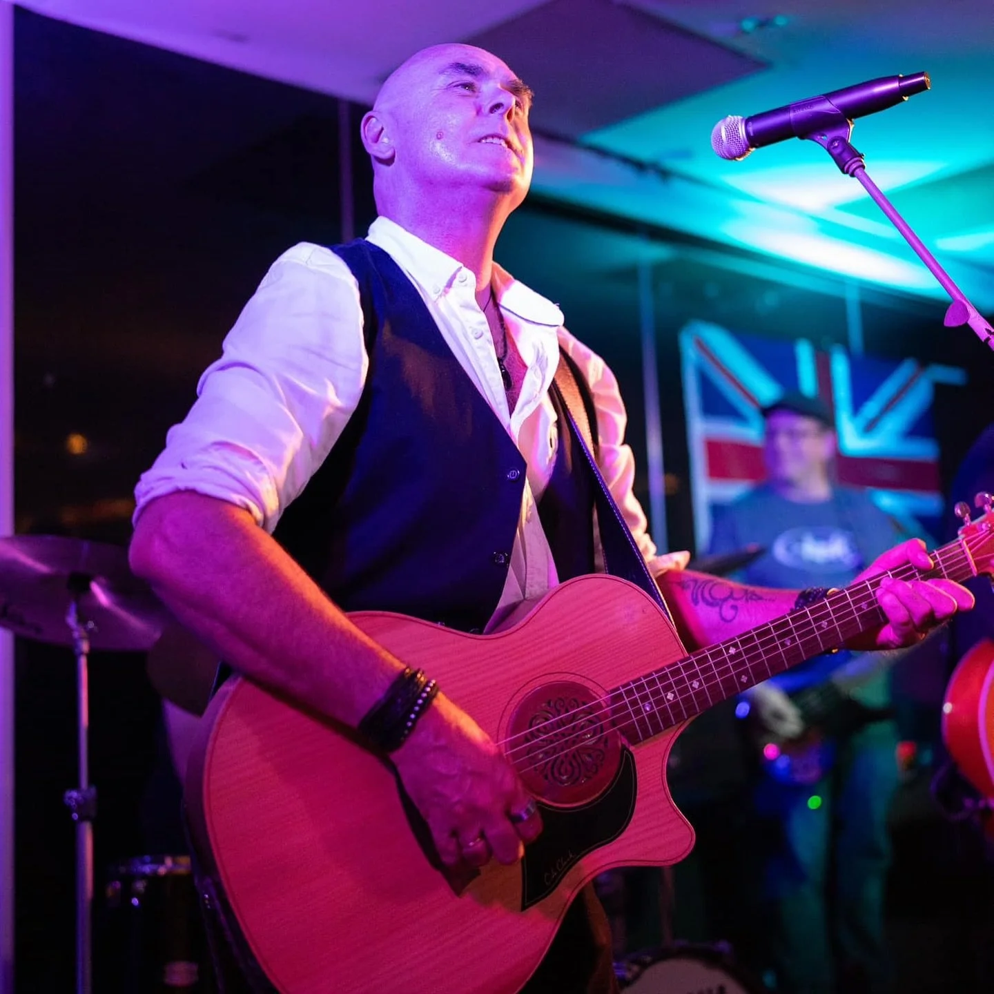 Your Sunday night sorted at Tea Gardens! ✨
 Join us for Sunday Craic as Chris Cooke brings the live tunes from 7PM, before DJ Podgee keeps the dance floor moving well into the night. 🎶

📅 Sunday 1st November 🎶 Chris Cooke &ndash; 7PM 🎧 DJ Podgee 