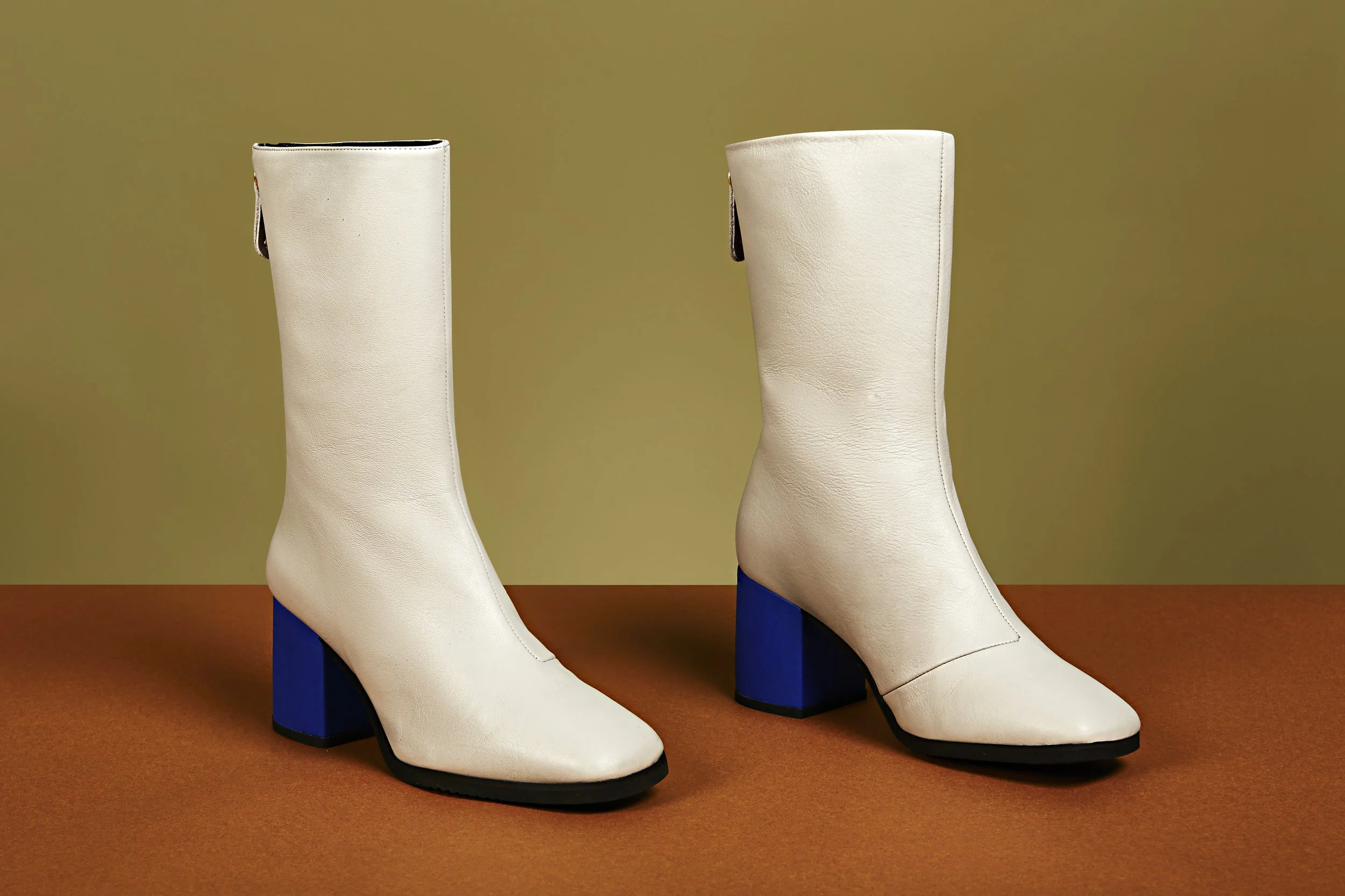 WHITE ANDRE ASSOUS BOOTS WITH BLUE BLOCK HEEL