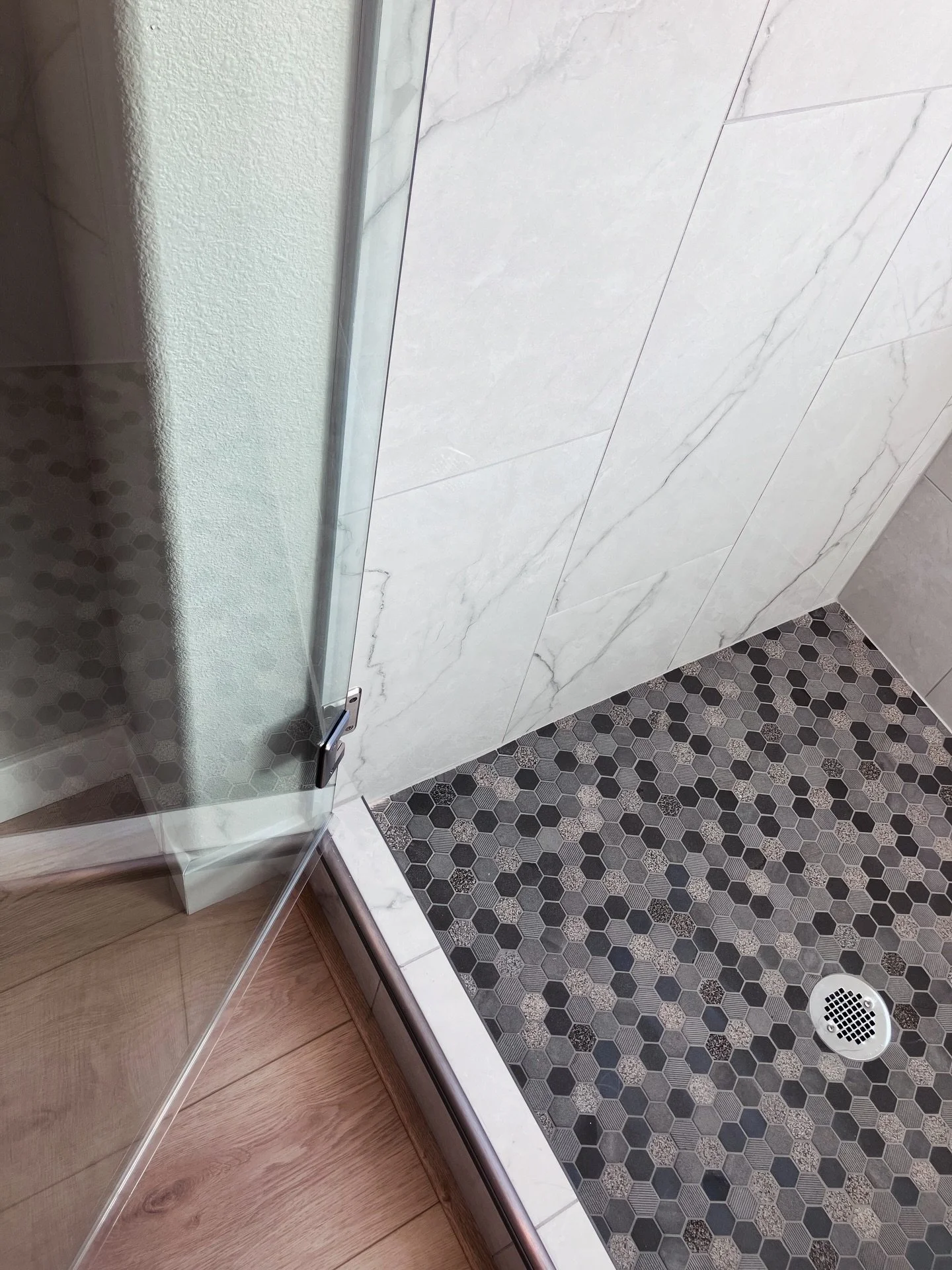 Check out the tile on this bathroom remodel 👀 Thanks to @sunset_flooring for their fantastic work. If you&rsquo;re in the St. George area, stop by their showroom. 
Ready to add a bathroom, garage, or casita? Contact B. Skelton for a free estimate 📲