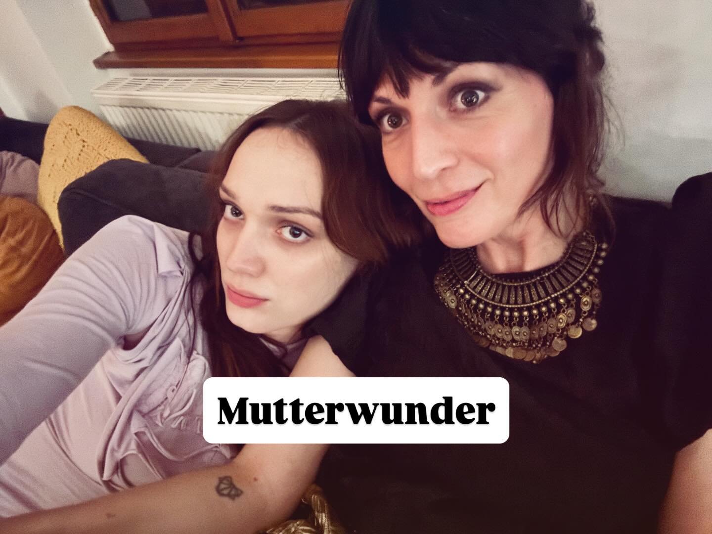 Geboren werden als Mutter. 
Zu keinem anderen Zeitpunkt
habe ich mich so &uuml;berfordert und
allein gelassen gef&uuml;hlt.

Und gleichzeitig war da diese Faszination. 
Dieser Geruch,
dieses N&auml;schen, 
dieses Glucksen,
diese neugierigen Augen. 

