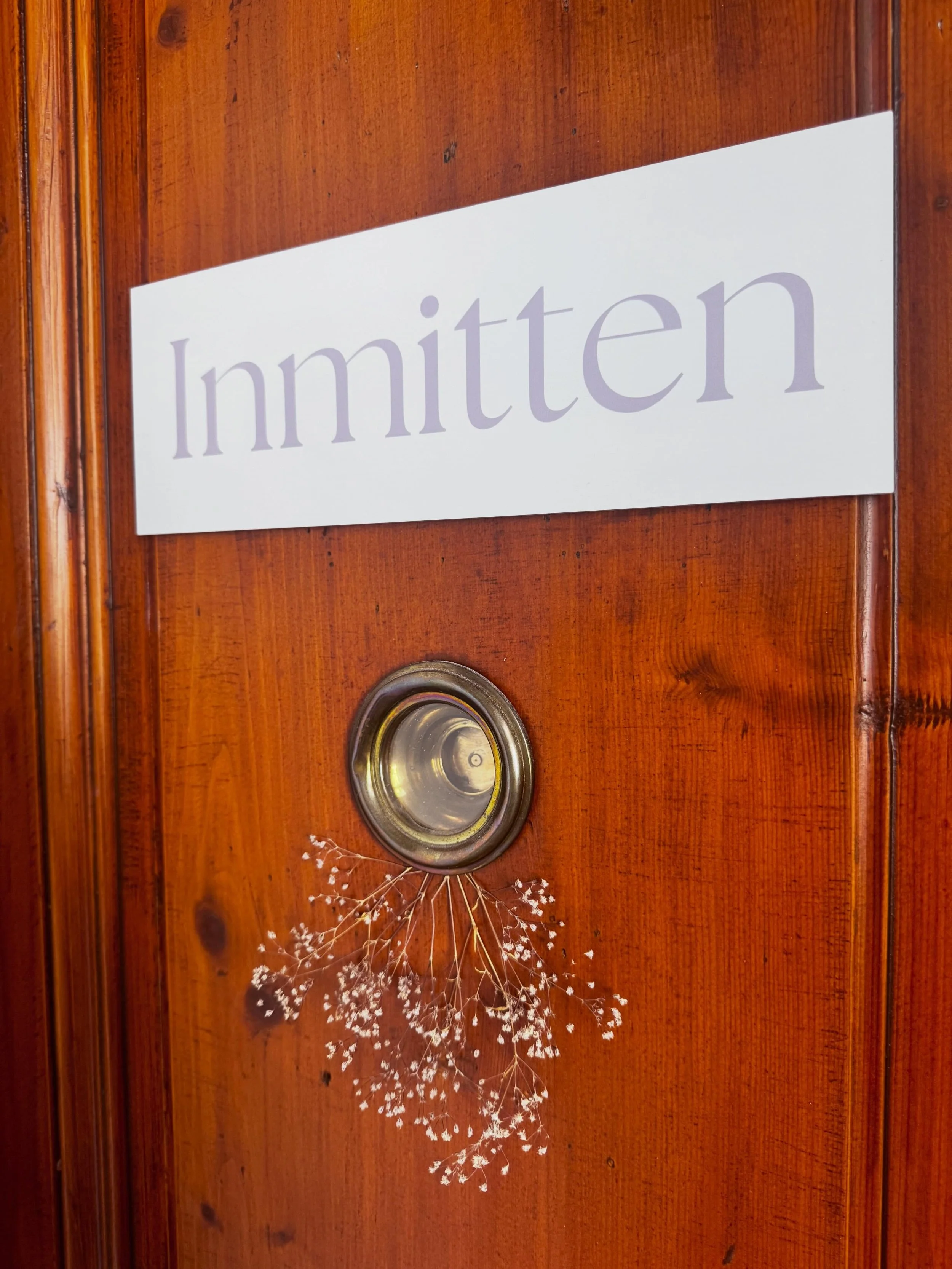 Inmitten.
Meine gerade fertig gewordenen Praxisr&auml;ume 
in Krems an der Donau. 
Mit riesiger Vorfreude auf alles, 
wof&uuml;r diese R&auml;ume Herberge sein werden.
Inmitten aller Turbulenzen.
Inmitten des Sturms Zuflucht finden. 

M&ouml;chtest d