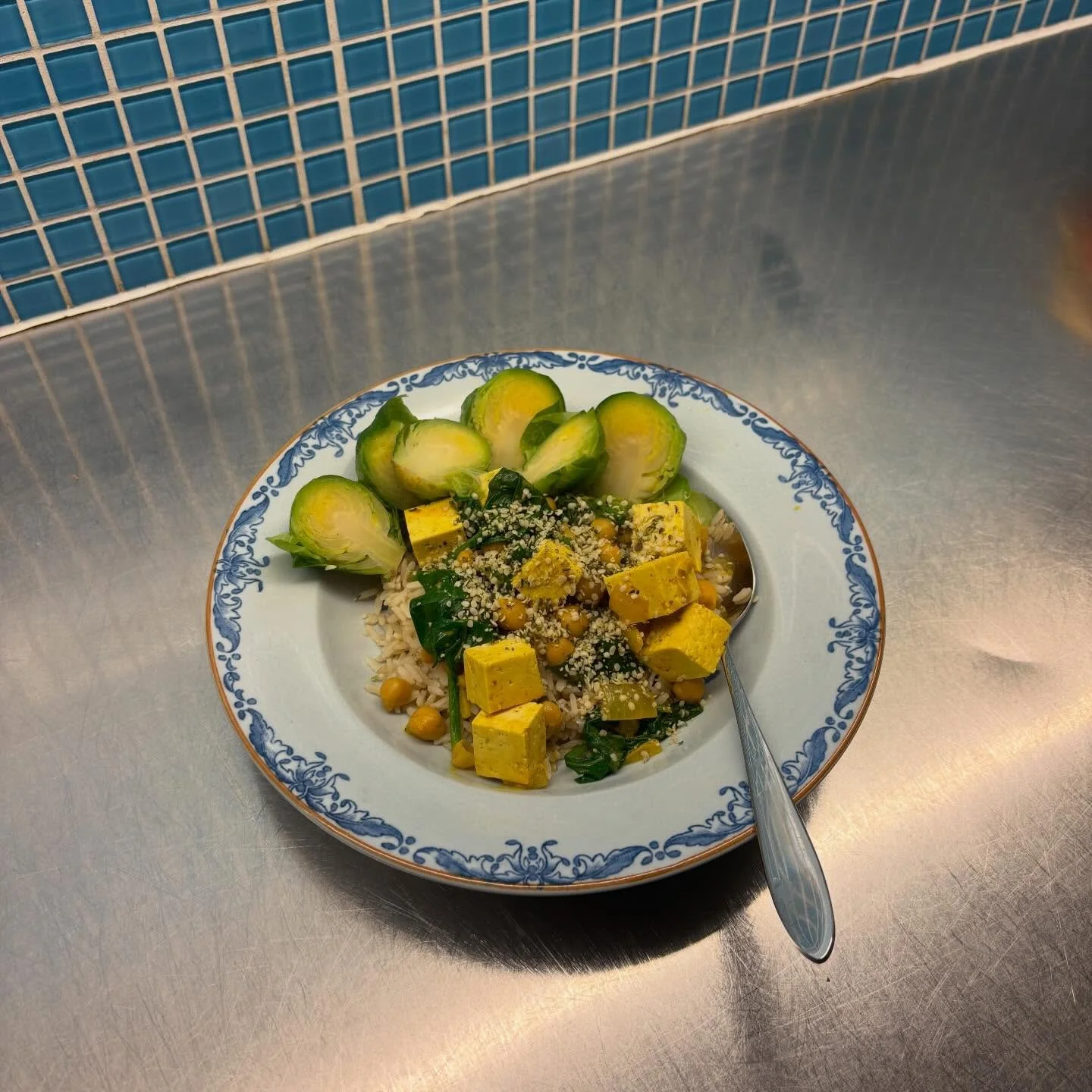 life&rsquo;s truly been swish swooshing lately 🌪️ still keeping it a priority to fuel my body with goood food though.

here&rsquo;s 3 simple, delicious and nutritious meals:

&bull; brown rice w tofu curry and brussel sprouts, topped w hemp seeds
&b