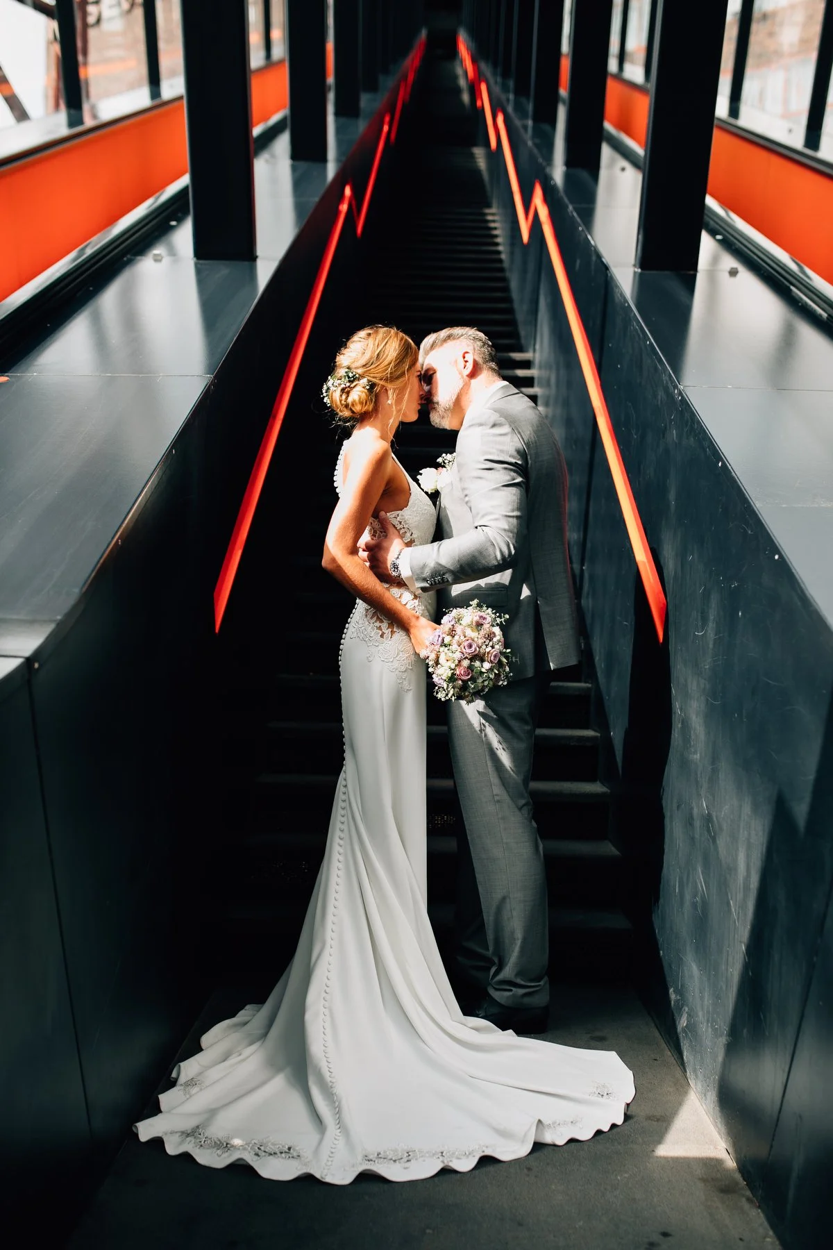 Ein Brautpaar beim Brautpaarshooting in Essen Zeche Zollverein Standesamtliche Trauung Essen Hochzeitsfotograf Hochzeit in Essen Fotografin Ruhrgebiet