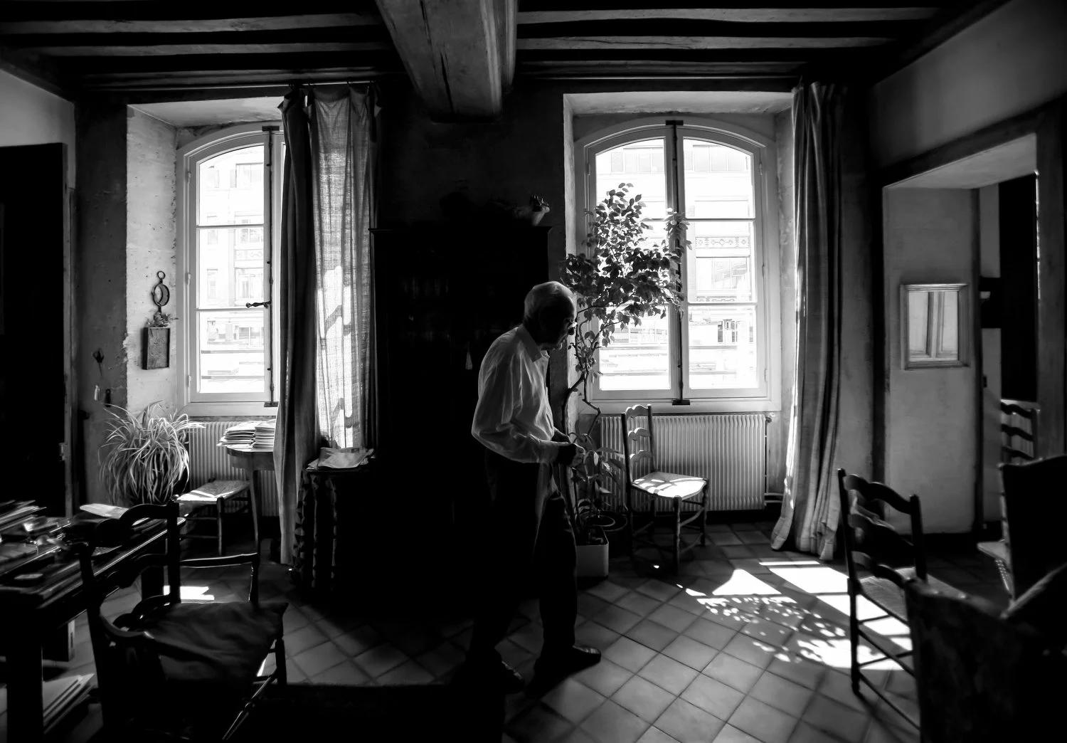 Solitude and light shaping the rhythm of an artist’s day.