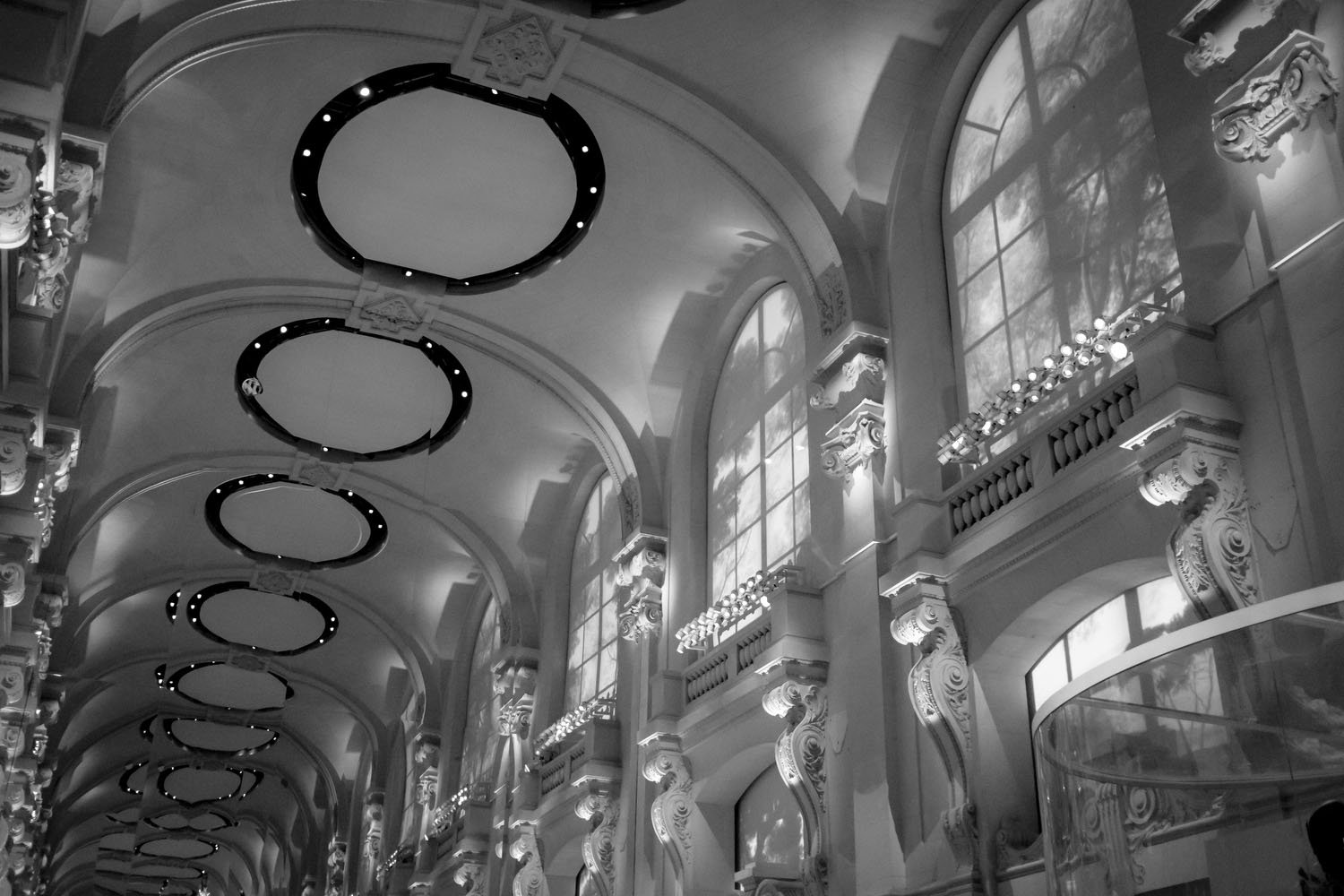 Within a grand architectural hall, the exhibition recalls the setting where Dior’s iconic fashion shows once unfolded.