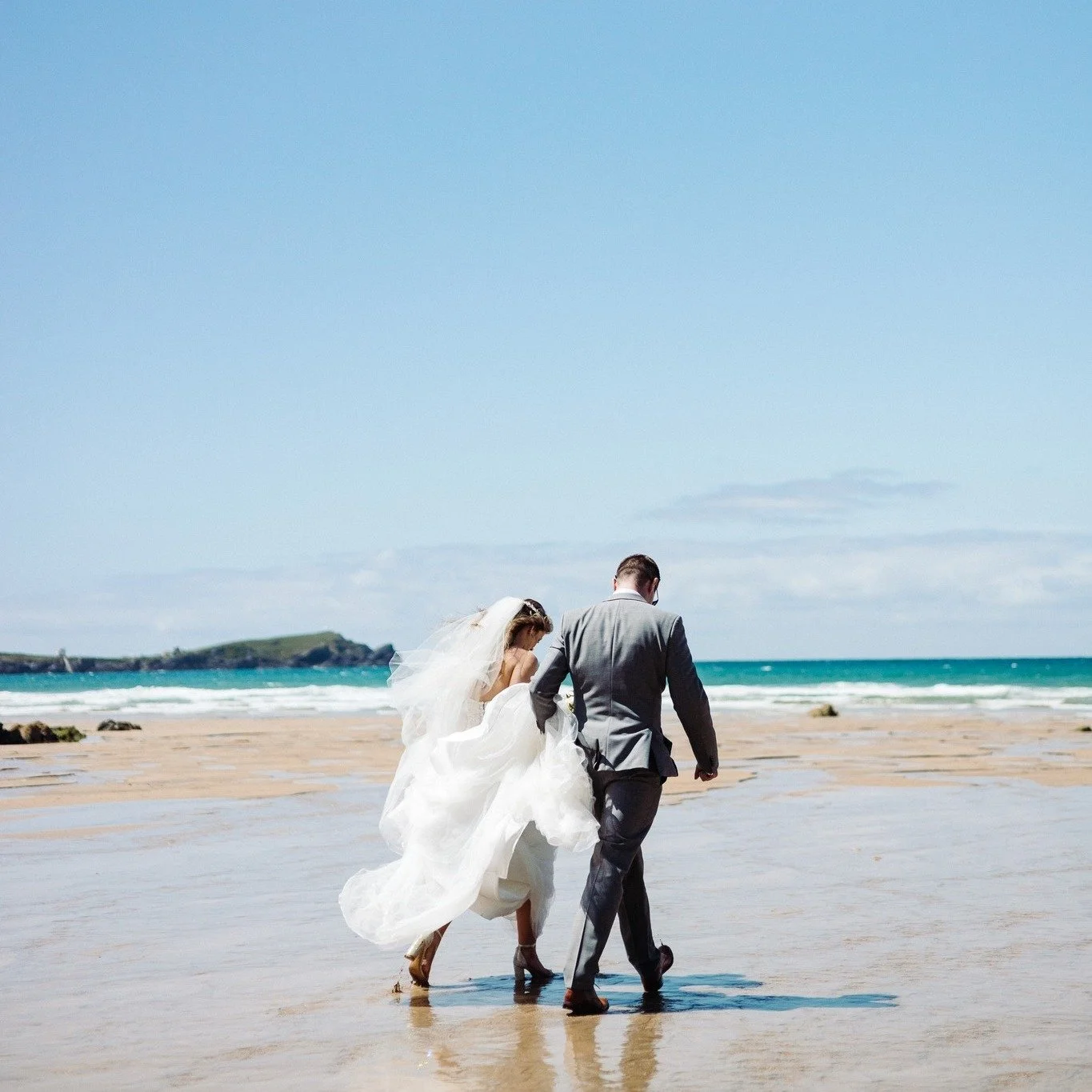 It's that time of year in #cornwall sun, sea and weddings! 🌞🌊💑

Here's a little throwback to Hannah &amp; Steven's lush day @lustyglazebeachweddings 

I still have some spaces left for 2026 for any couples looking to tie the knot in Cornwall, get 