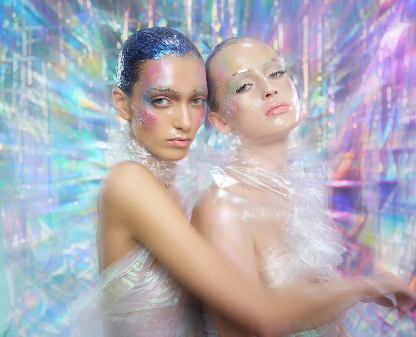 ✨ Plastique ✨
An exploration of light, reflection and strength — inspired by the bold geometry of Art Deco and the surrealism of modern femininity.
Using a mix of LED and flash lighting by @essentialphoto, I played with reflections and glossy s