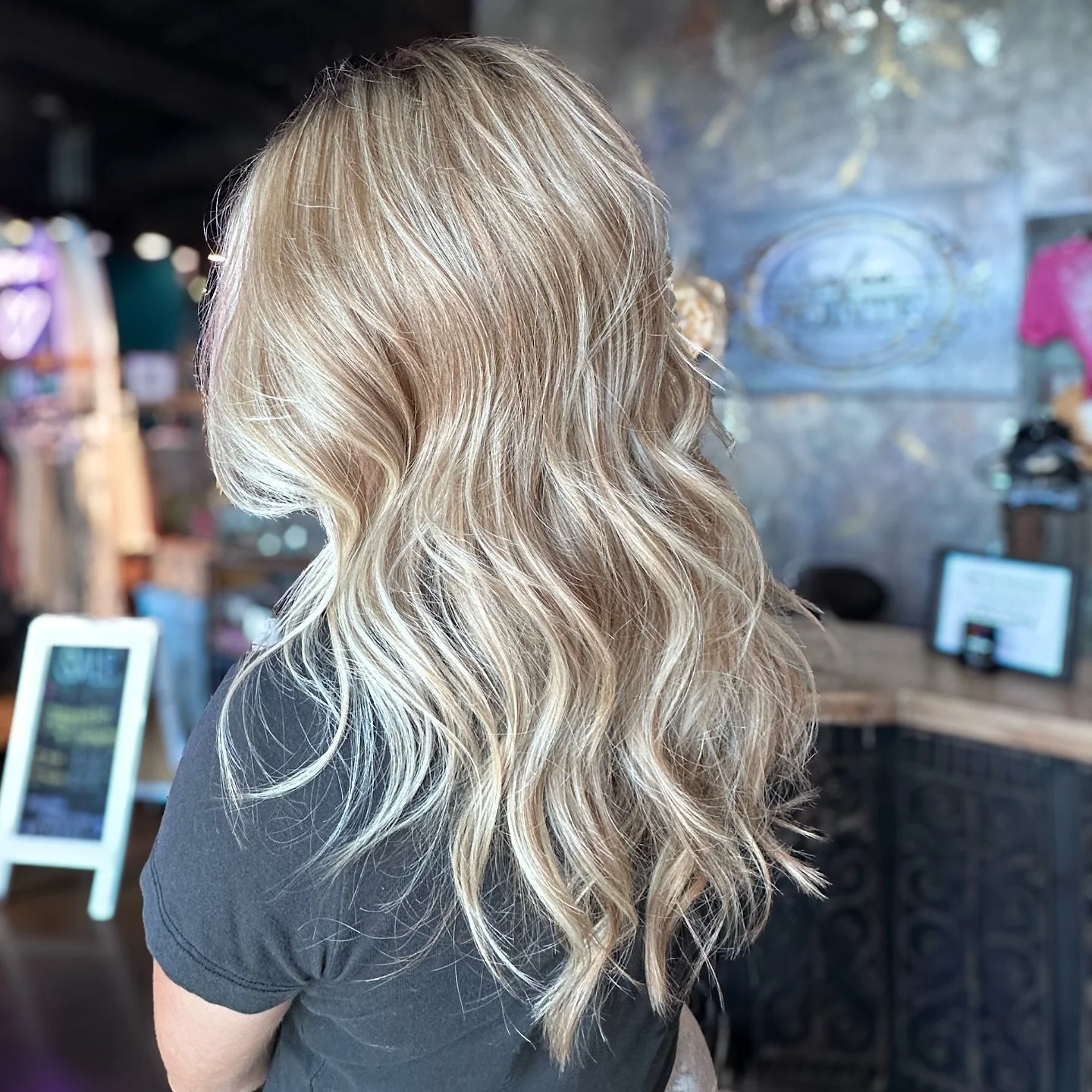 Soft dimension + a glowing money piece = effortlessly sun-kissed. The perfect combination to last you all summer 🌞 
.
.
.
.
#livedinblonde #suffolkvastylist #suffolkvahair #northsuffolk