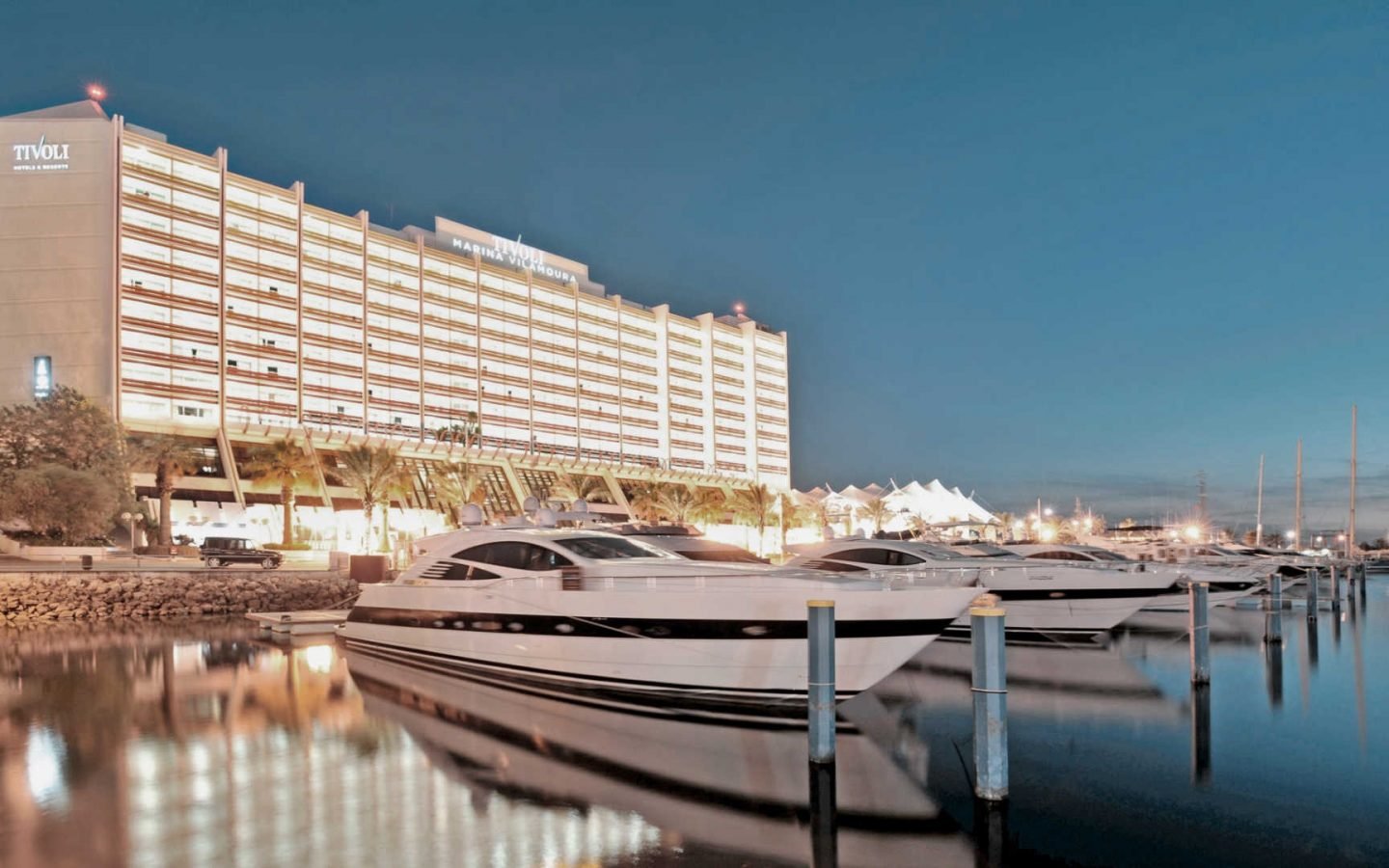 Our newly renovated rooms and suites gleam with lightness and contemporary elegance, offering sweeping views of the marina or ocean to inspire