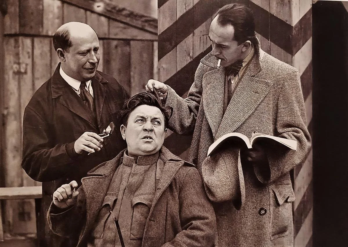 Maska a tvář – Srpen 1933