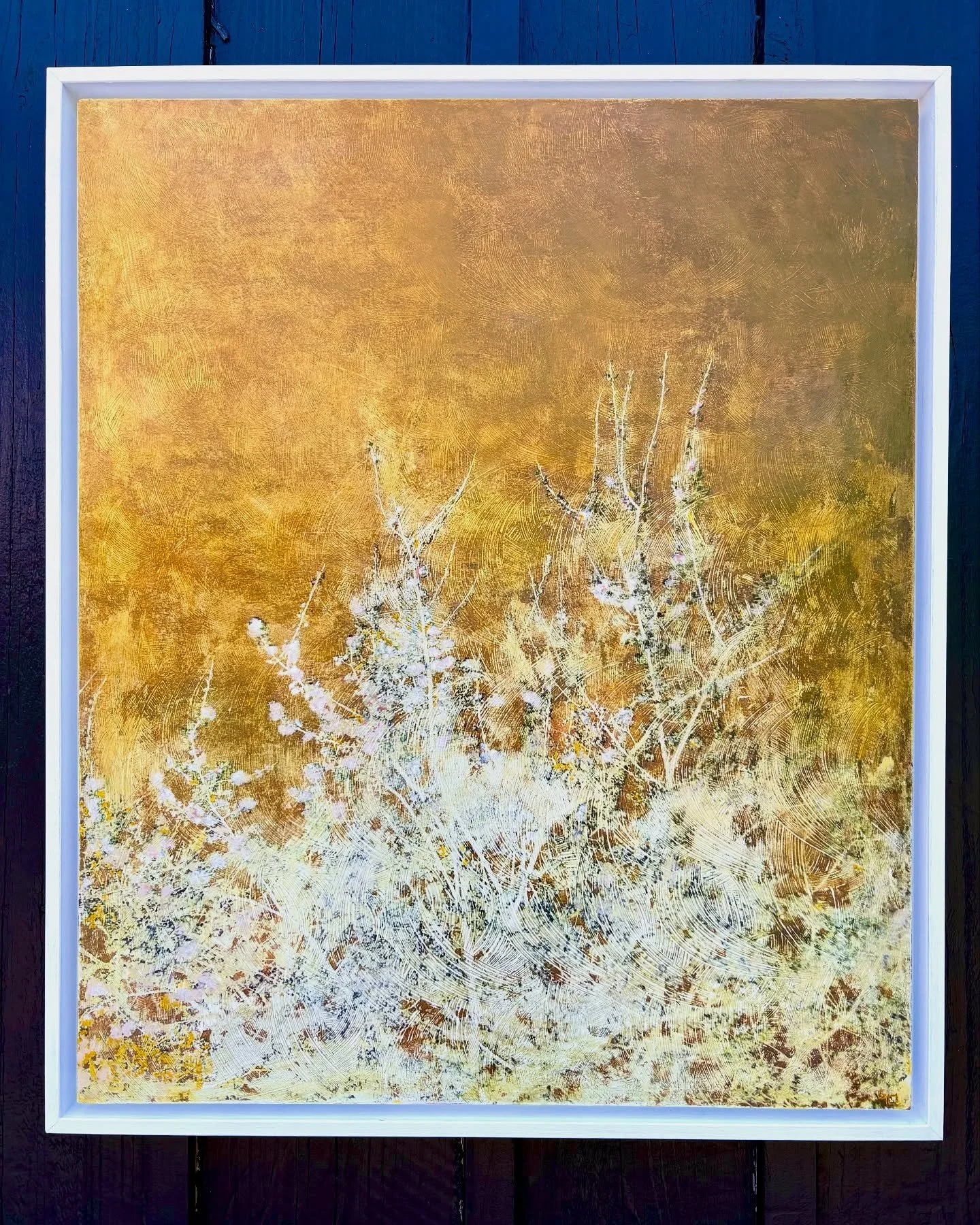 Sous le ciel de r&eacute;colte ✨

Les branches se d&eacute;coupent en une dentelle fragile sur le fond dor&eacute; d&rsquo;un ciel ocre. Elles tracent des chemins invisibles et s&rsquo;&eacute;panouissent en fleurs fragiles  dans l&rsquo;attente des 