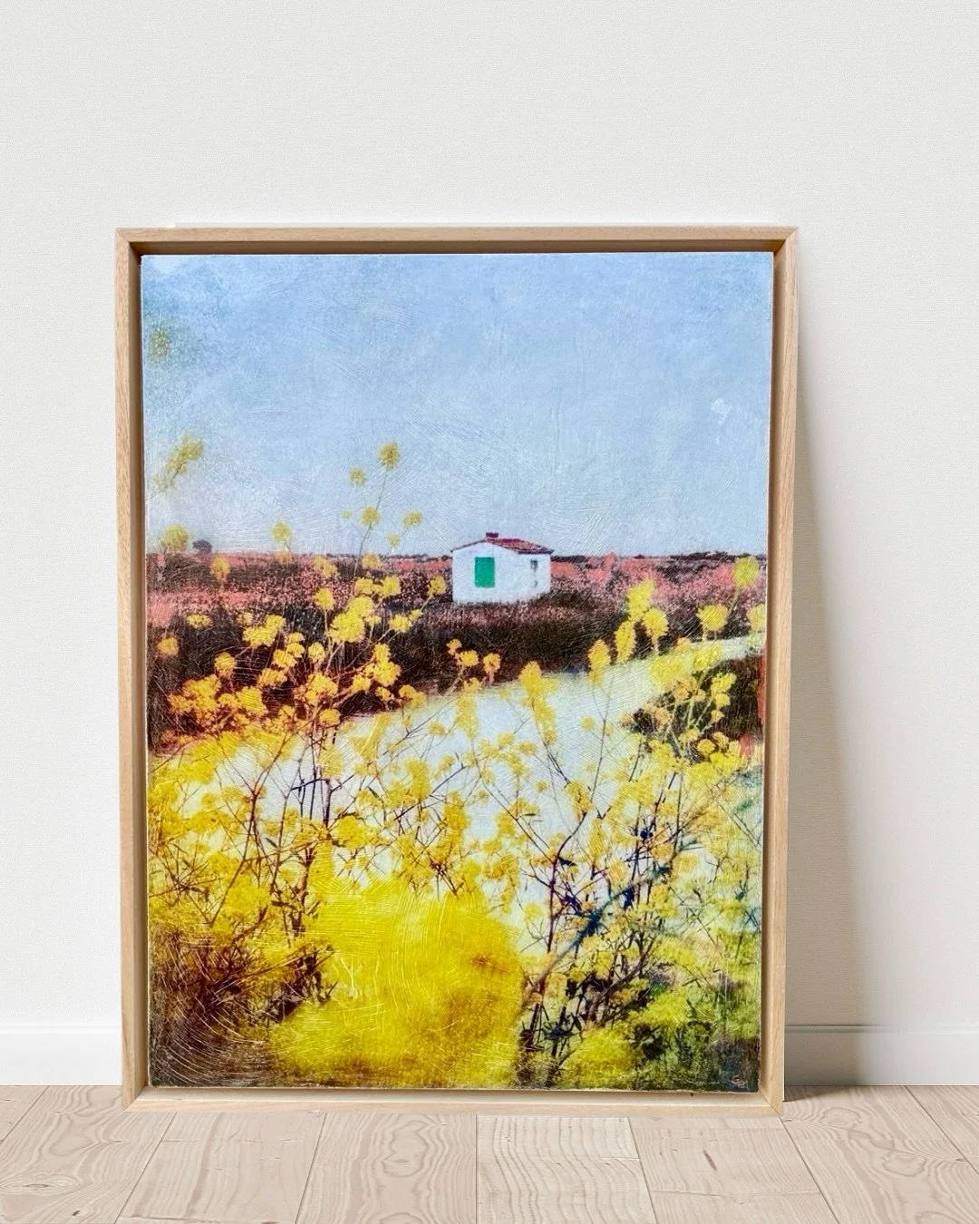 L&rsquo;idylle ✨ 

La cabane du saunier, nich&eacute;e dans les marais de R&eacute;&hellip; et ces champs de moutarde qui illuminent le paysage. 🌼 Une nouvelle pi&egrave;ce pour ma s&eacute;rie sur l&rsquo;&icirc;le enchant&eacute;e. #ileder&eacute;