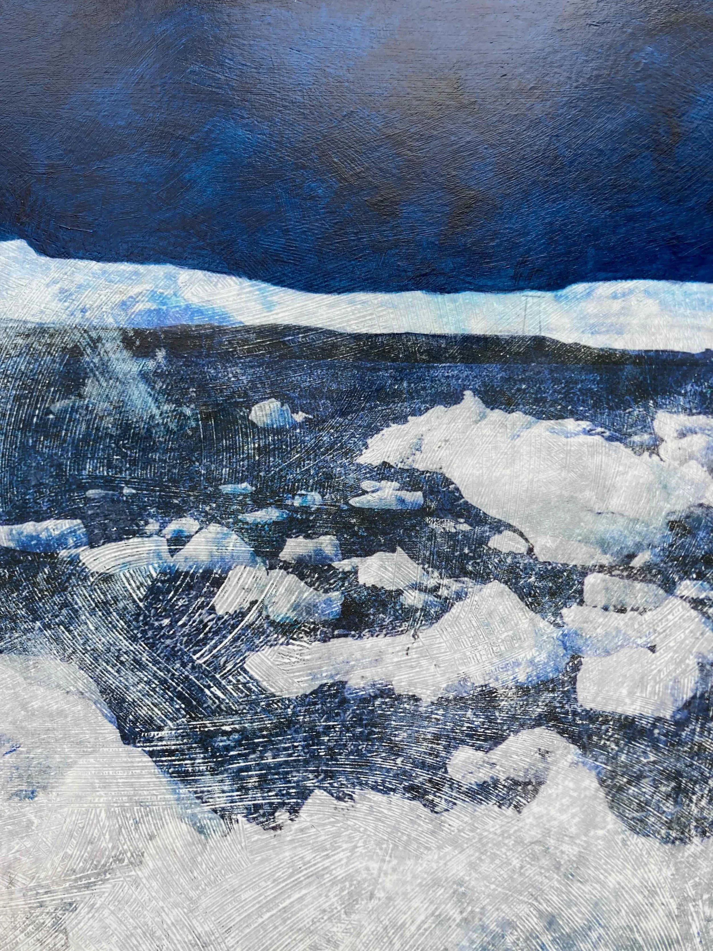 Peinture abstraite représentant un paysage hivernal avec des montagnes enneigées sous un ciel sombre.