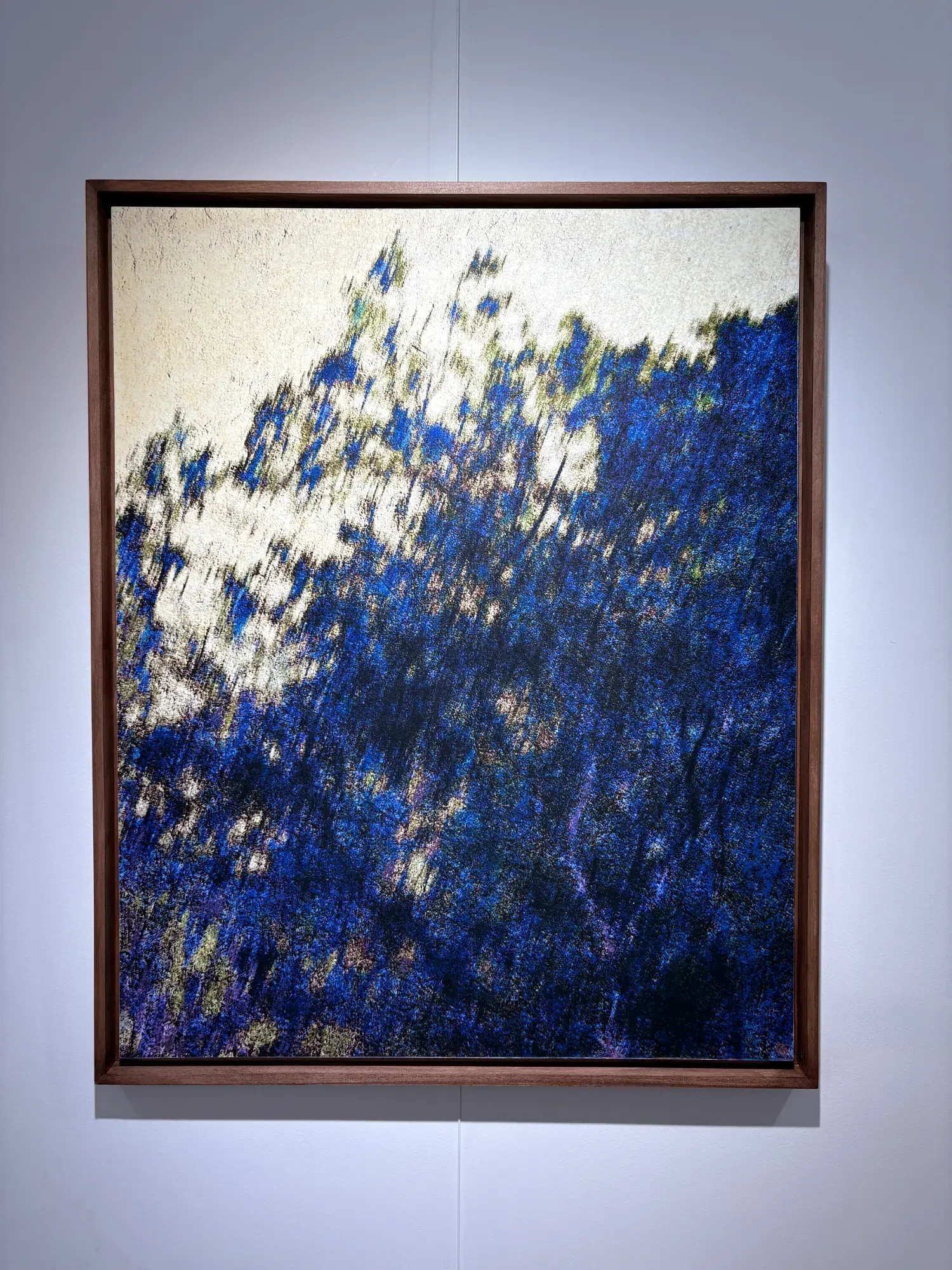 Tirage d'art sur papier japonais de l'œuvre L'arbre qui rêve bleu par Gwenaëlle Le Mée. Photographie artistique en édition limitée montrant un arbre bleu aux détails oniriques.