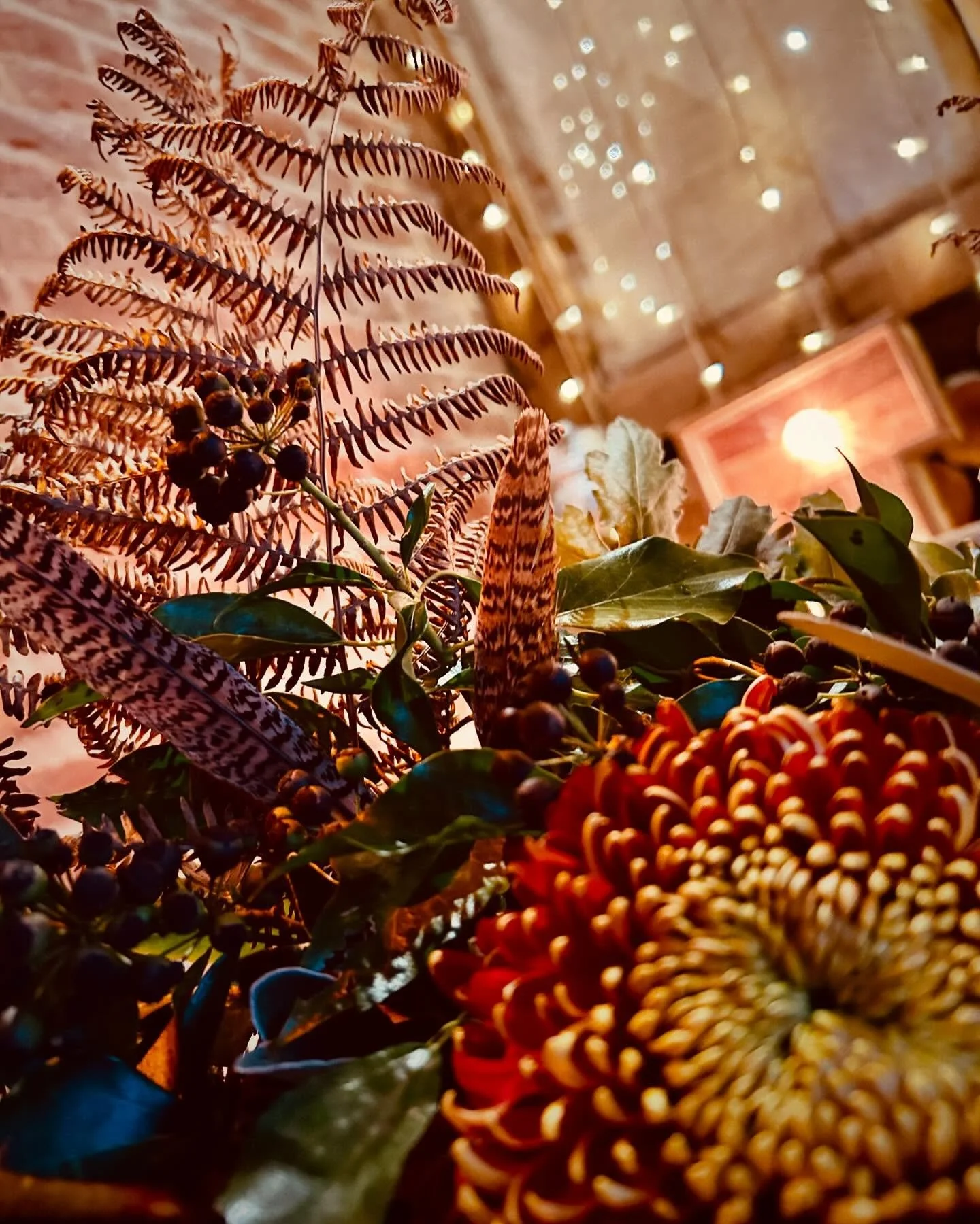 L O V E autumn colours 🍂 #barnweddings #barnweddingdecor #crysanthemums #bridalbarnweddings