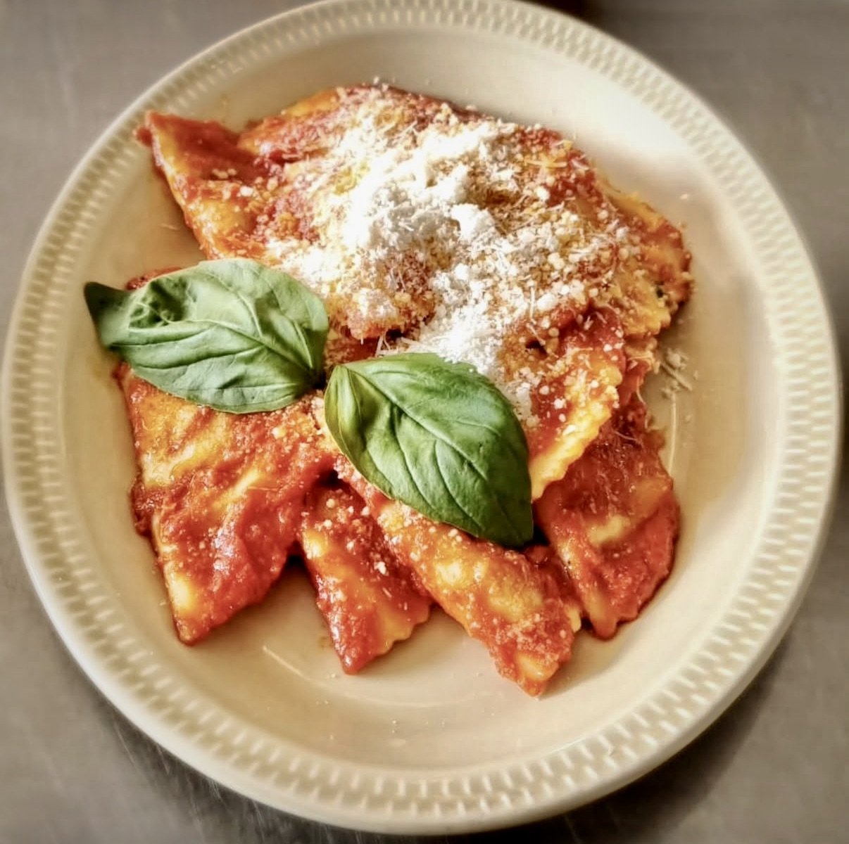 Ravioli med ricotta of spinat med tomat og basilikum