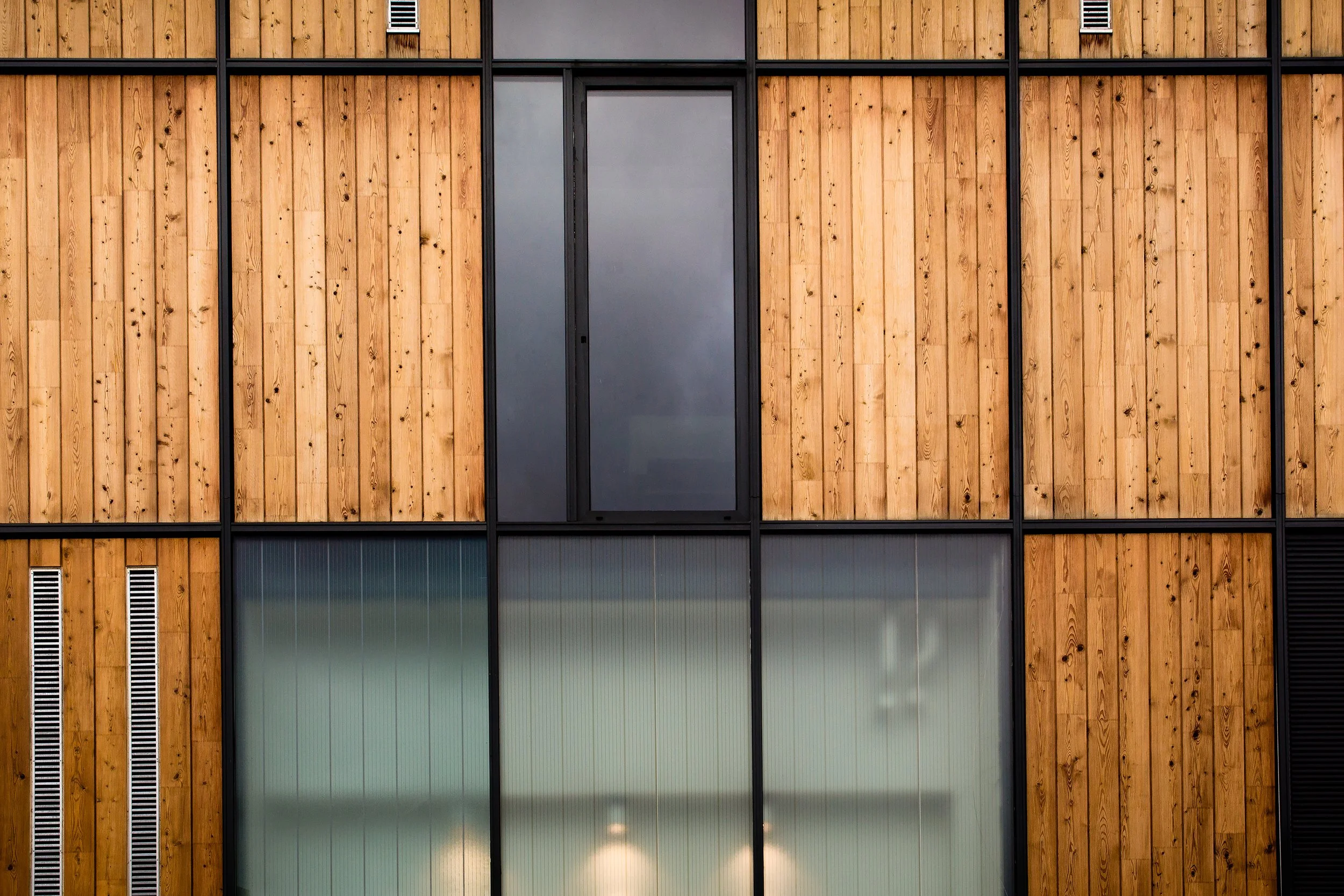 Hybride Baukonstruktion, Wand in Stahlrahmen mit Holz- und Glassfassade