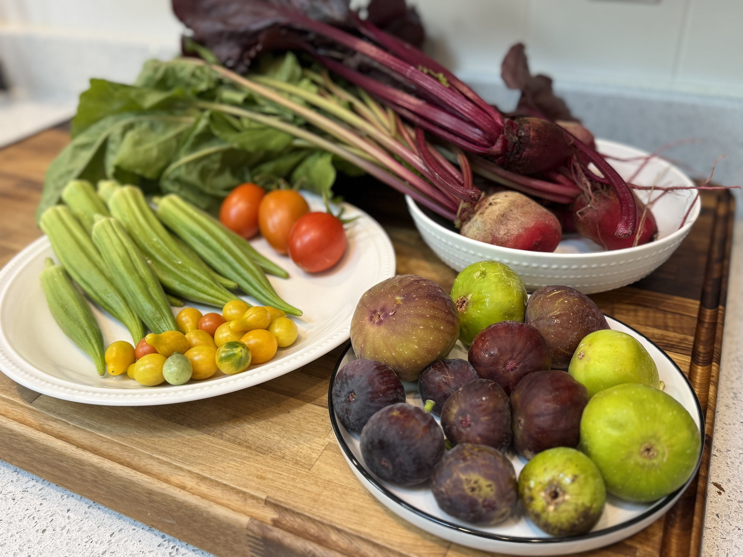 Some of our harvested veggies and figs from late summer in 2025. Some of the varieties include Dulce Cuore, Chicago Hardy, Grigio, Cur Noir, Valoze, and Hative d'Argenteuil.