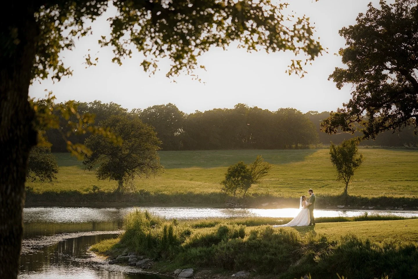 ✨There’s something magical about golden hour love.. when the sun dips low, the water glistens, and the fields stand still just to take it all in. Watching our couples soak in that sunset glow reminds us why we do what we do — moments like