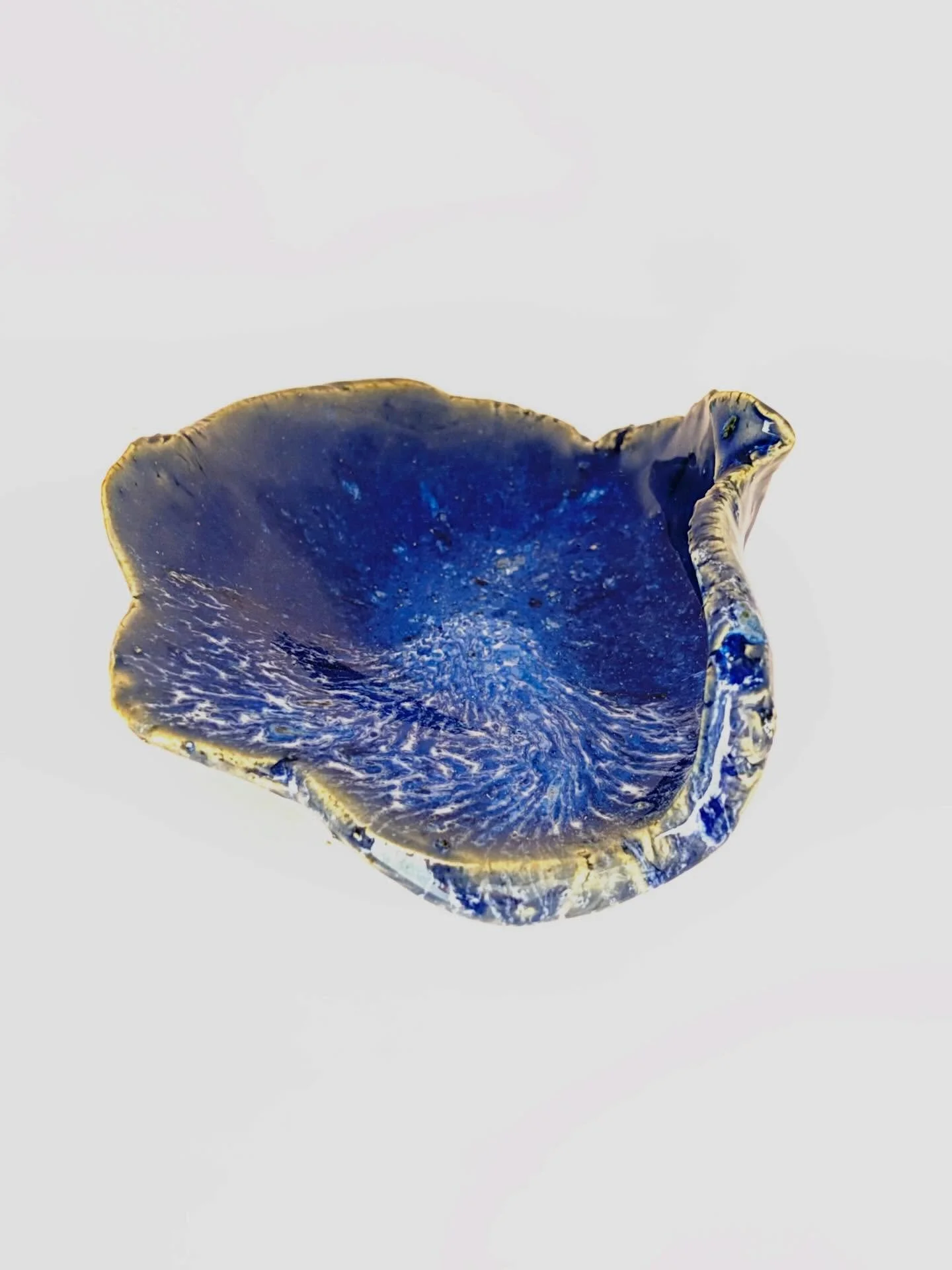 Folded mountain bowl, if it needs a name.

New blue glaze to play with; why use a test tile when you can just dip and combine and see what happens?

......
#handmade  #intuitiveart #pottery