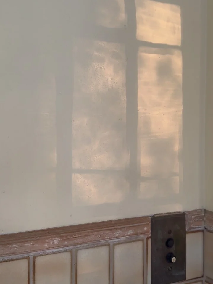 Capturing the late summer light ✨

It glows and dances through our old glass windows, enchanting us in the evening light. 

Location: Primary en-suite bathroom