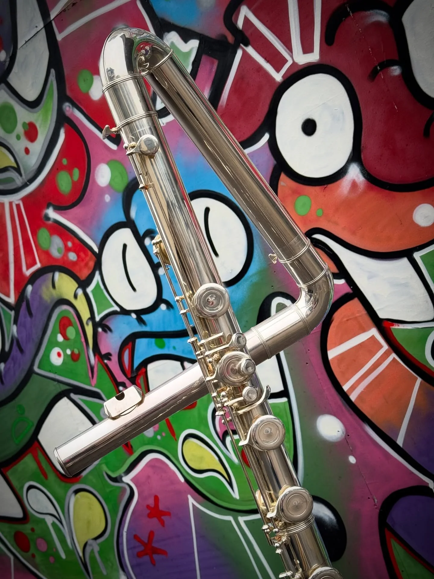 🩶 Spent some quality time with the Contrabass this past week 🐘 Thought my brutalist building really suited the brute flute, so I took some snaps around my flat in Margate. I think the backdrop really compliments it, all the concrete and street art 