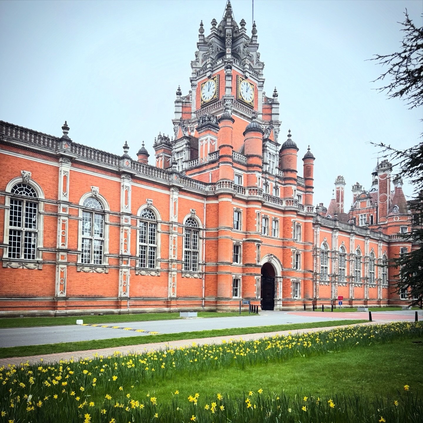 Inspiring morning listening to some fab musicians in Wind/Brass Performance Class 💫 Then explored the grounds a bit more. Royal Holloway University is beautiful!! Found their chapel today, amazing!! 😍 #fluteteacher #music #chapel