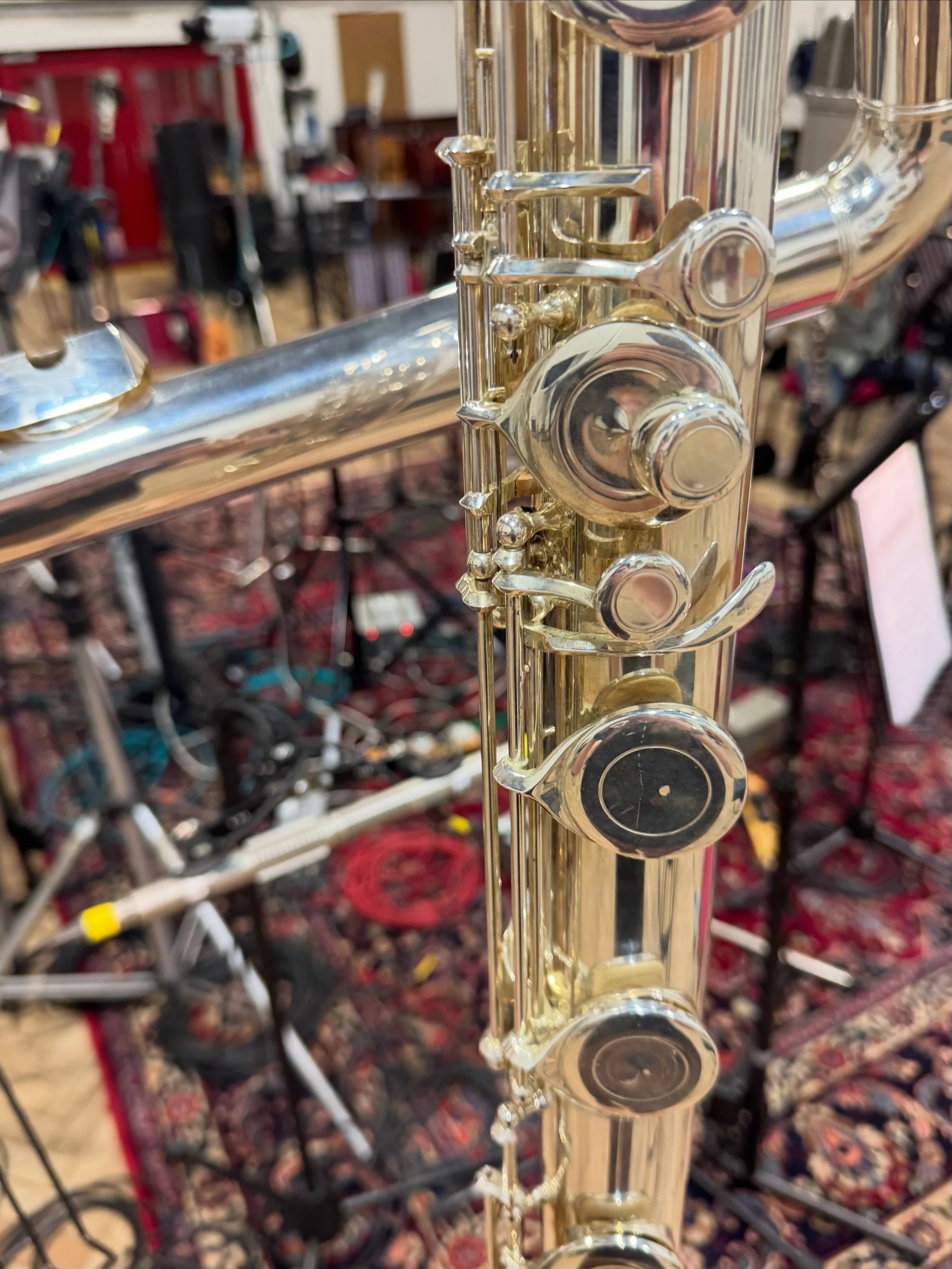 Always love playing this terrific monster! 🐘🩶🎶 
Dear composers, thank you and more please!!
Hurray for the low flutes 🎉
.
#contrabassflute #recordingsession #lowflutes #abbeyroad #flute