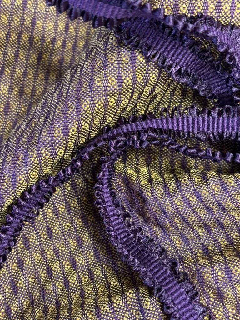 Between weaving and    passementerie. 