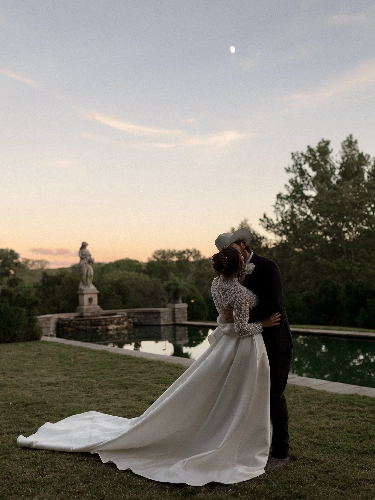 Isabelle + Aaron and the moon 

Photo @madiflo 
Video @meganraefilms 
Venue @cheekwoodweddings