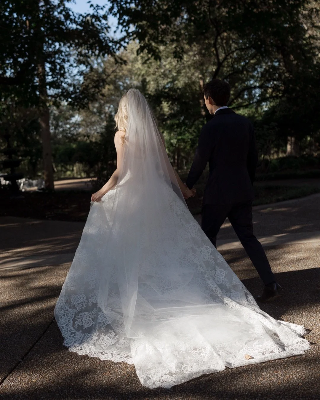 Quiet moments from Maddie + David&rsquo;s garden wedding 

Photo @madiflo 
Video @annawarner.weddings 
Venue @riverwoodmansion 
Dress @moniquelhuillierbride
