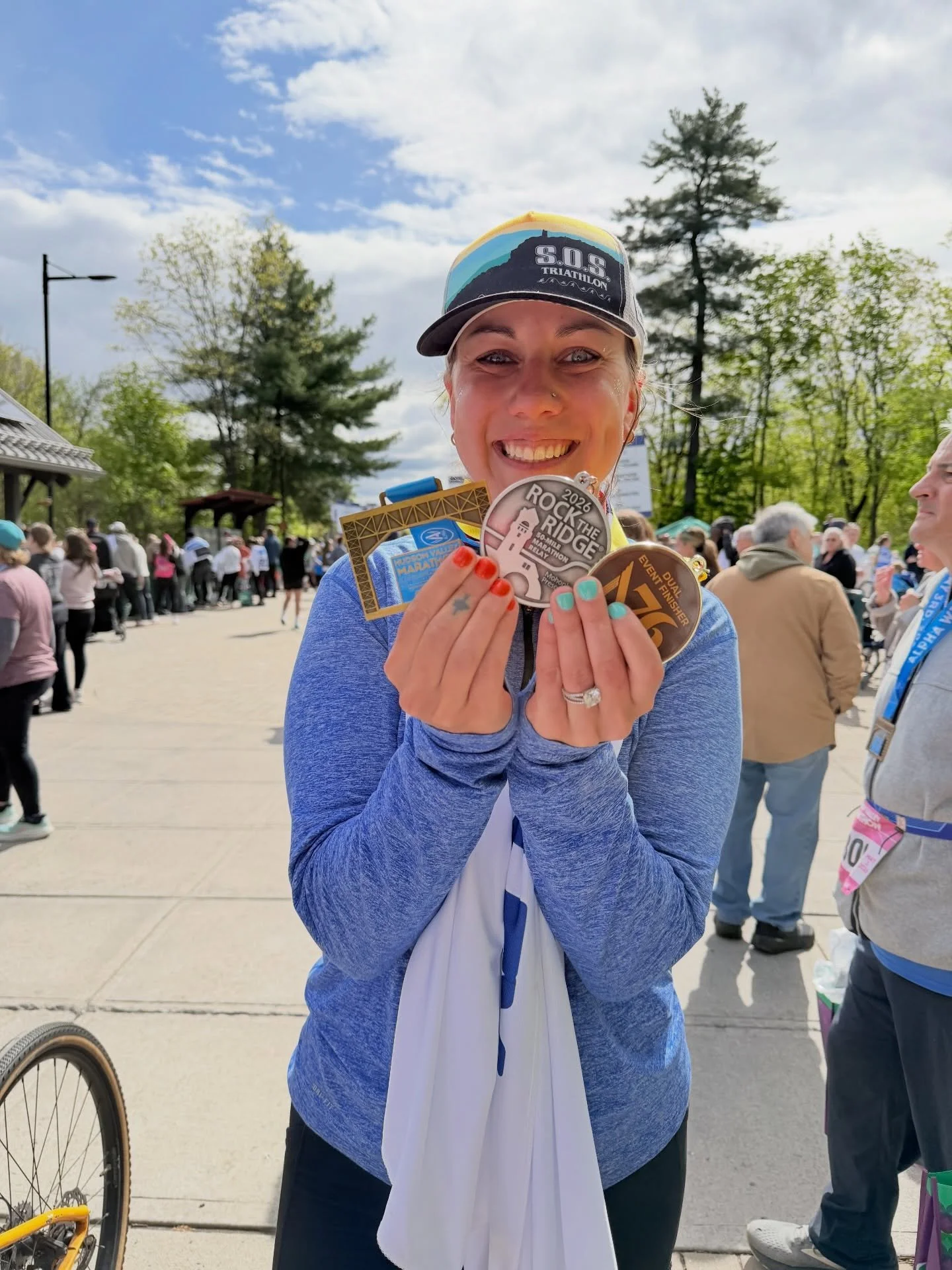 The weekend was one for the record books 🥹

Saturday I ran my first ever marathon, in the mountains - 26.2 miles, 2900 ft elevation, 6:34:25 🖤

Turned around Sunday + ran a 10k with my friends. Ran my fastest 10k of 2026, and 32.4 miles on the week