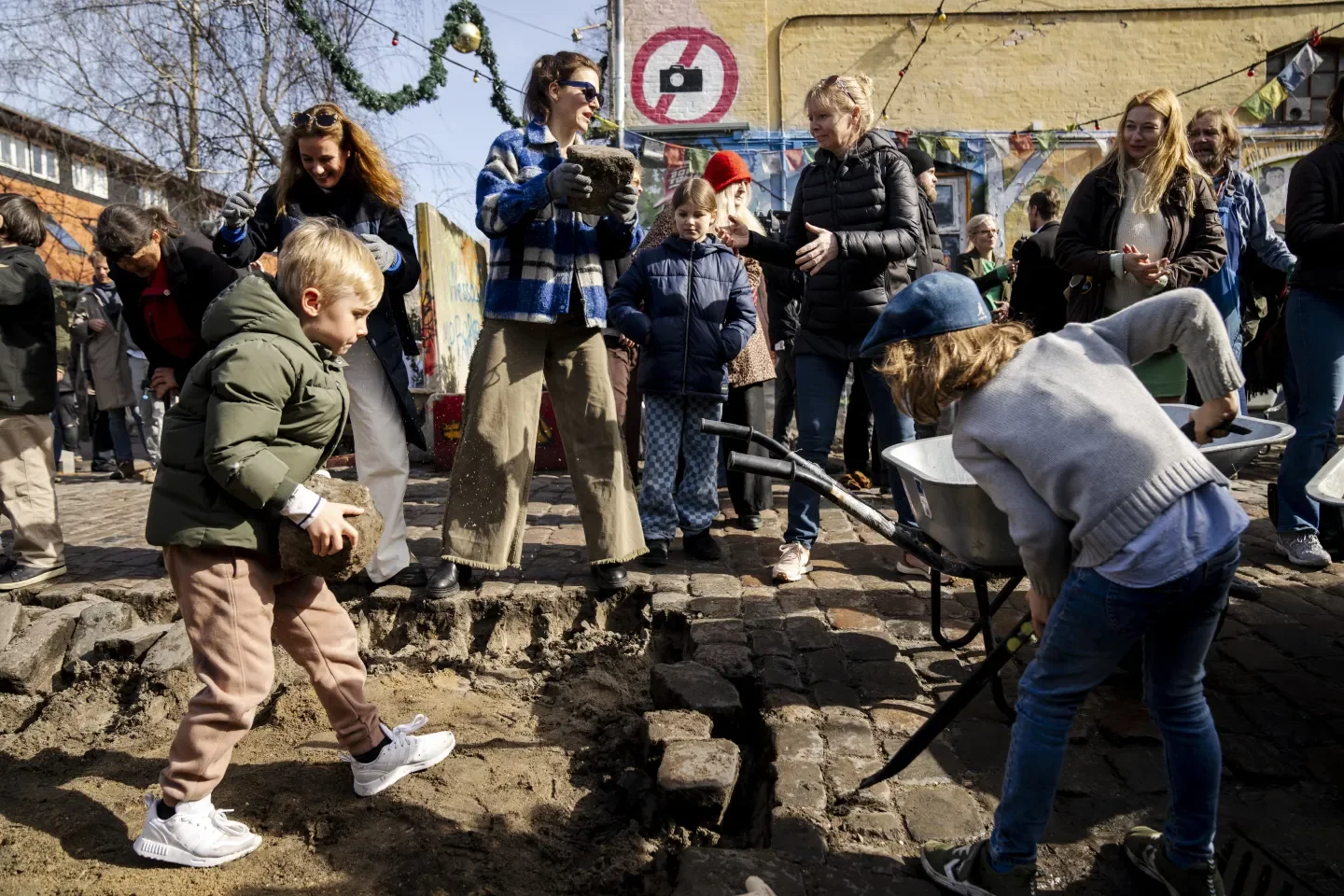  Reprodução: https://apnews.com/article/denmark-copenhagen-christiania-hashish-pusher-street-298f1ec51a6775574d8d3d96db6e7327 