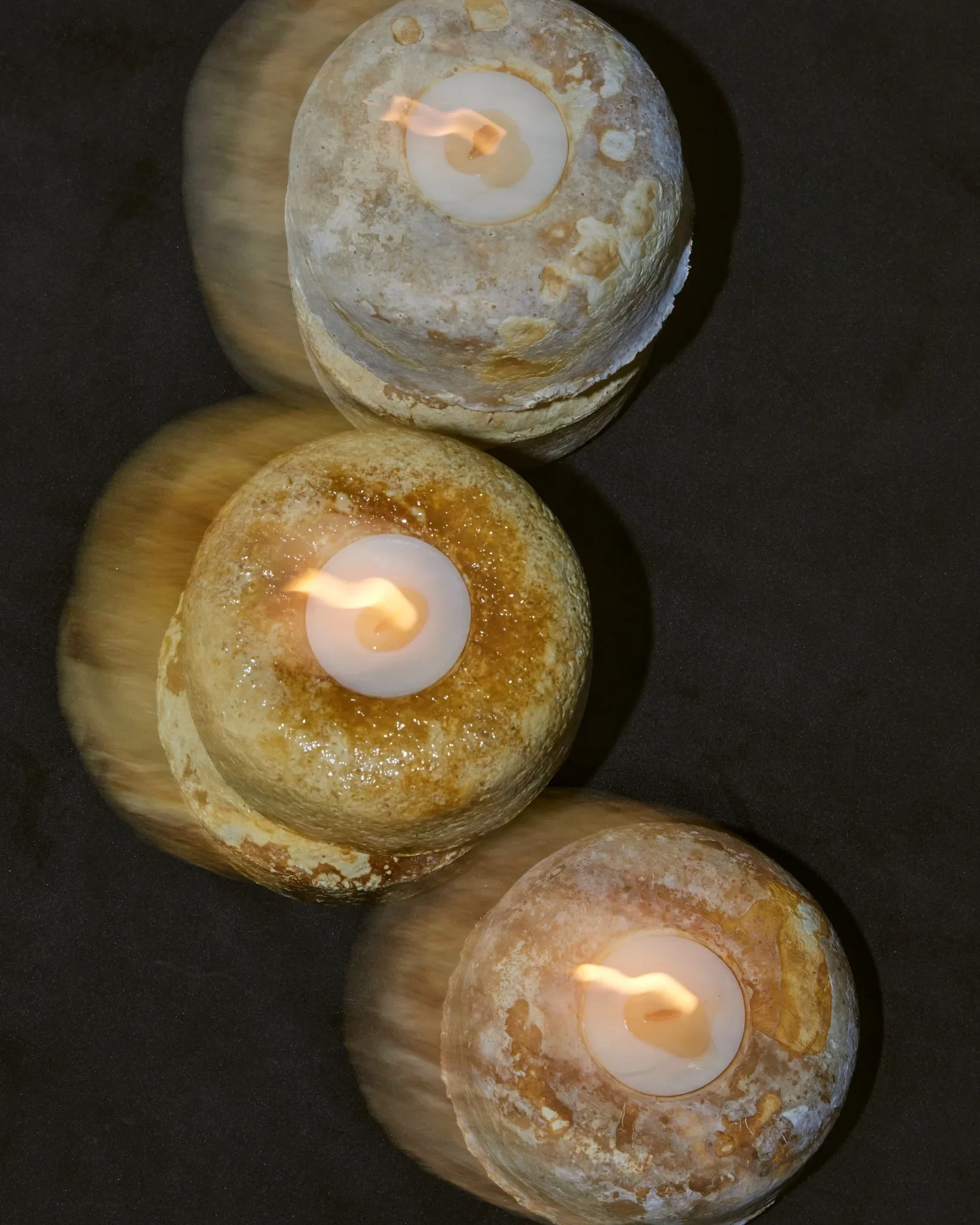 Bougeoirs en mycélium avec flammes floues – expérimentation design Esser Studio.