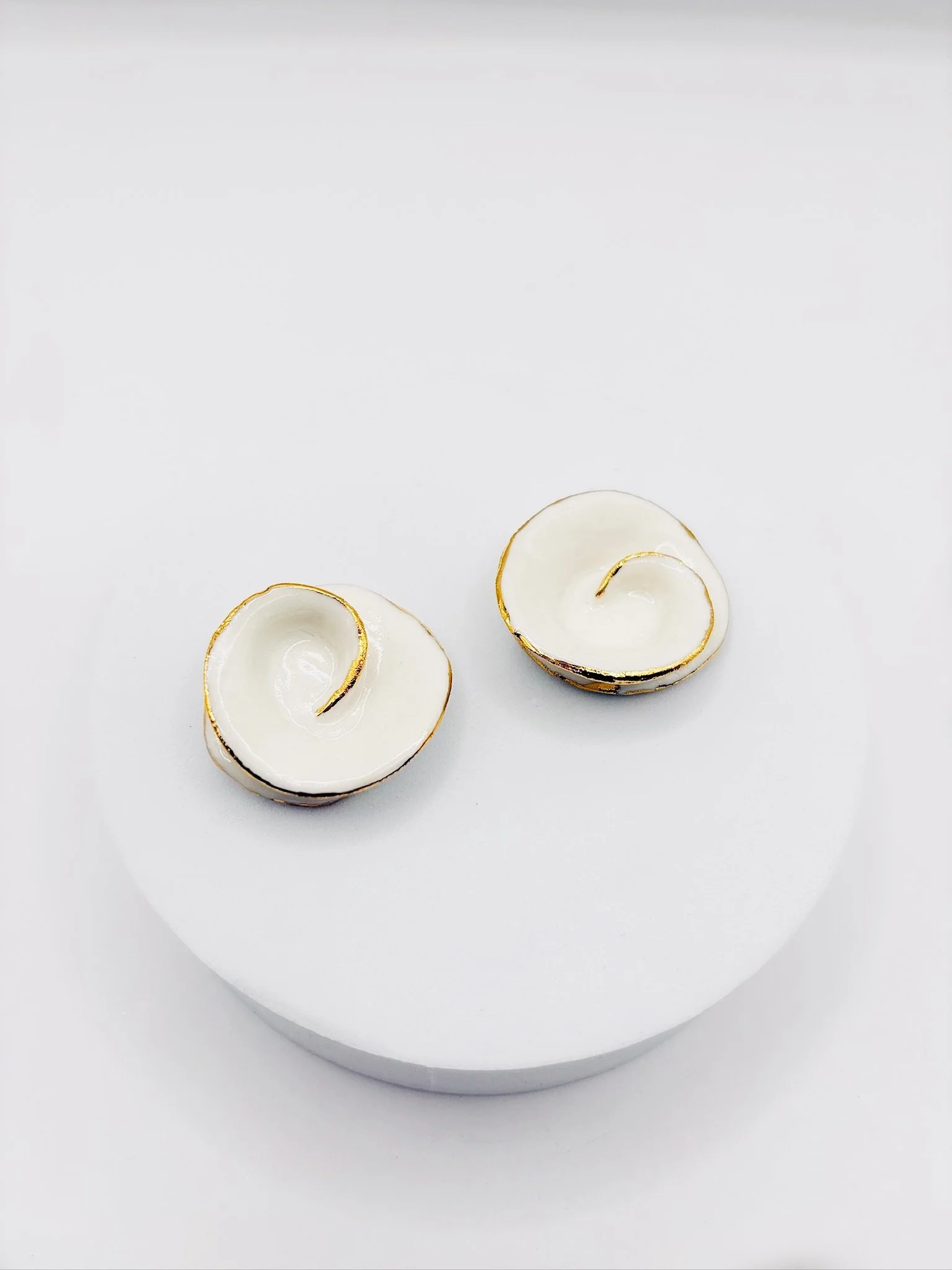 Flower Earring – White & Gold