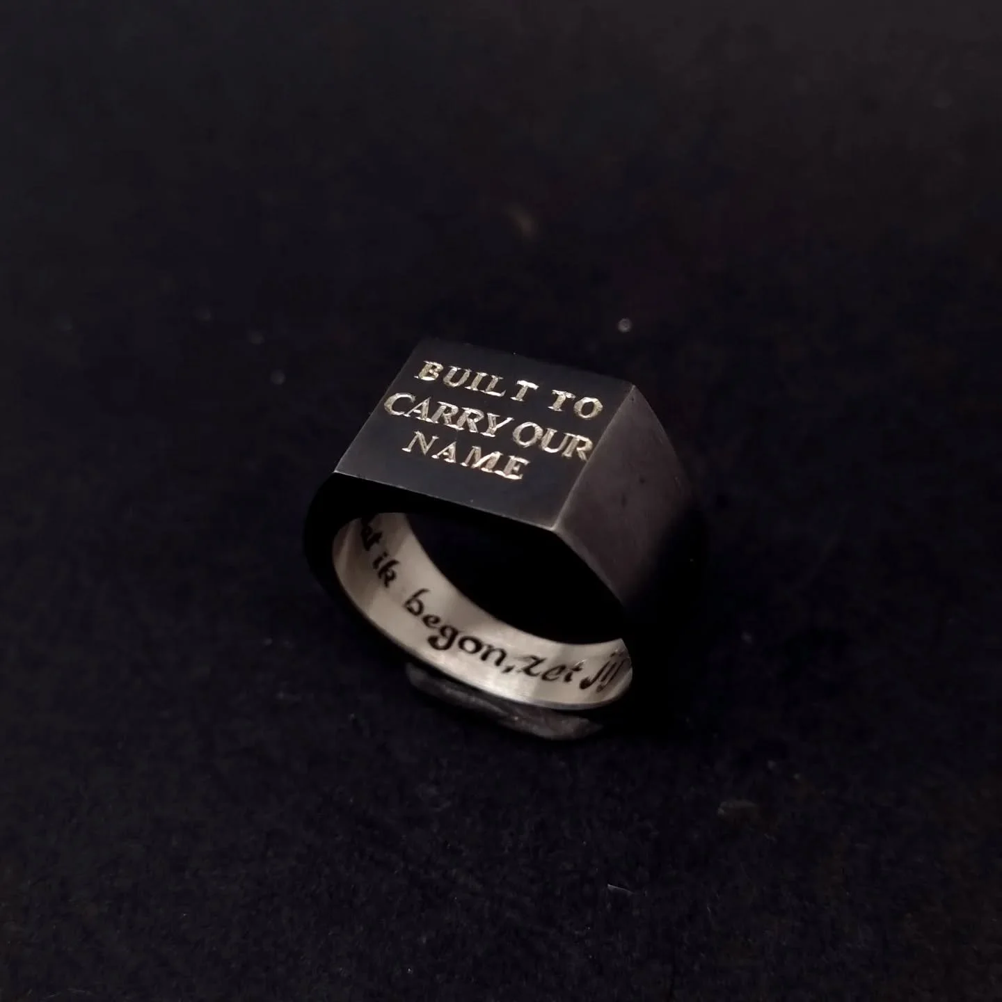 Built to Carry Our Name.
A custom silver signet, made for a client’s son on his 21st birthday.
Engraved with strength and legacy—
“Built to carry our name” on the outside, and the Dutch inscription inside:
“Wat ik begon,