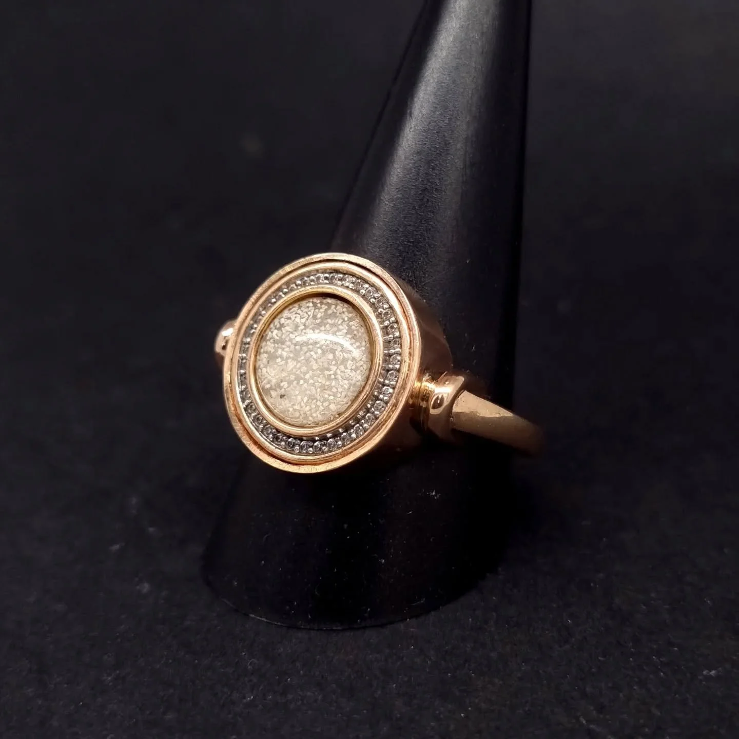 From Pendant to Promise:
This piece began as a sentimental pendant that once held deep meaning — containing ashes of a loved one. After it broke, we transformed it into a bespoke ring, carefully handcrafted in 9K rose gold to snugly fit the ori