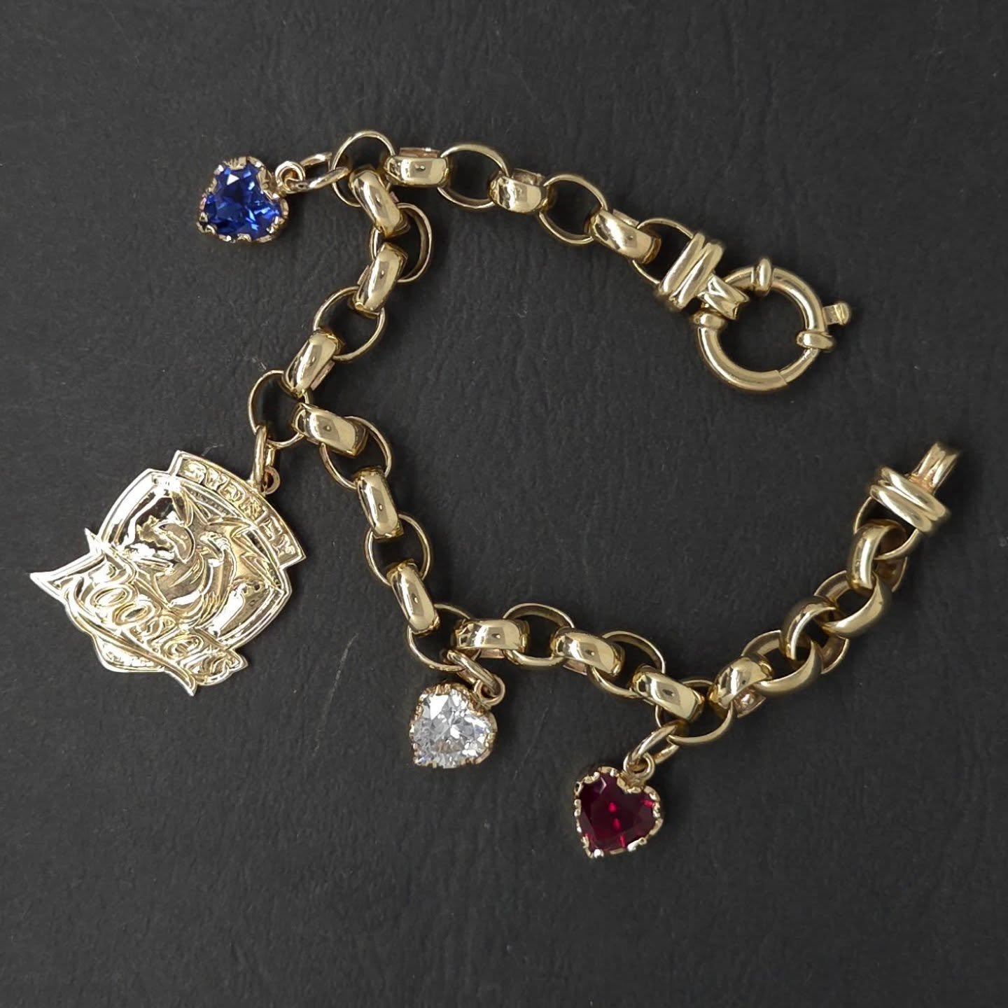 A golden tribute to Sydney roosters
Handmade roosters emblem in yellow gold and the team colours set in heart shaped gemstones 💙🤍❤️🐓