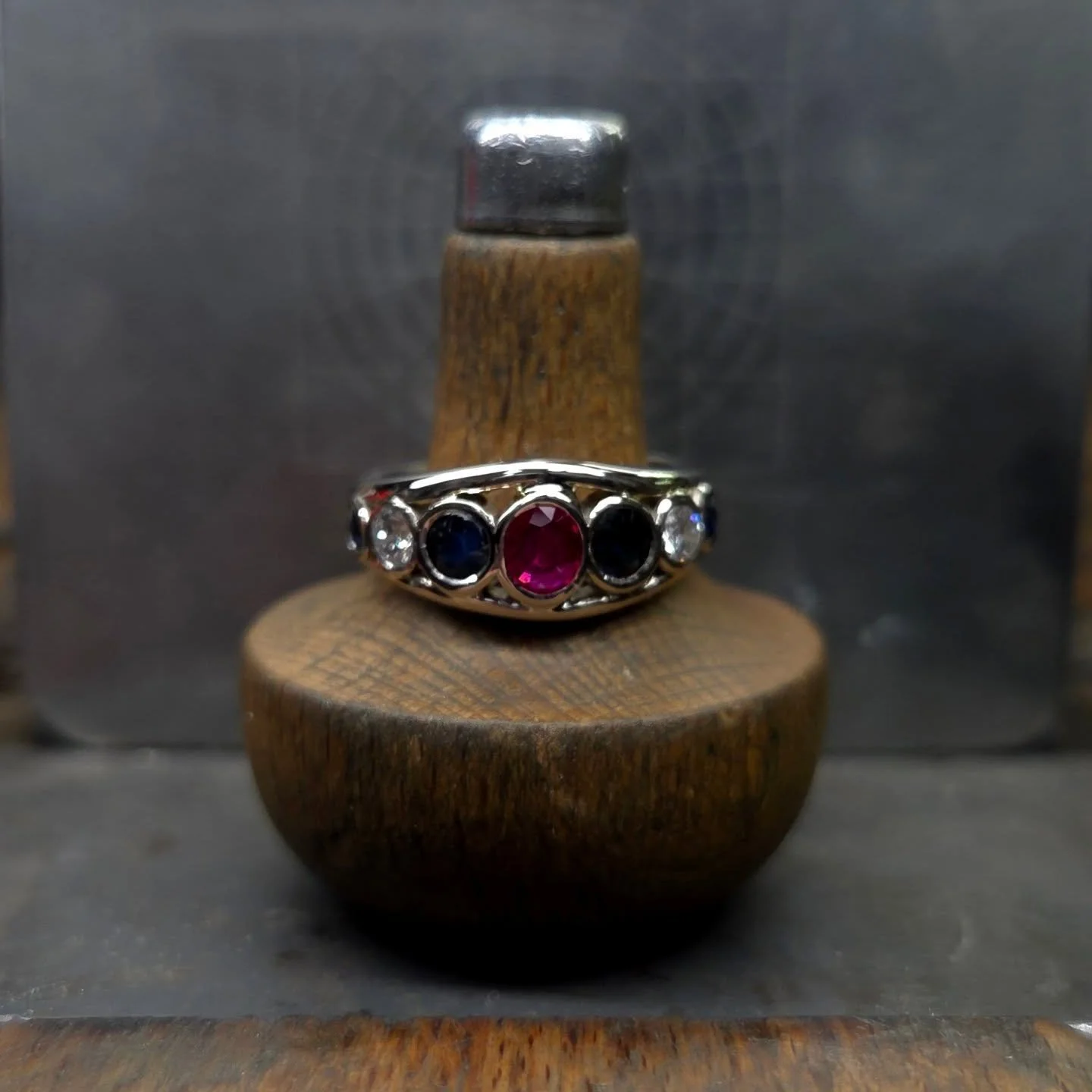 Rubies, diamond and sapphires in a handmade white gold ring, the diamonds were reused from the customer's previous ring and given new life in white gold ✨️ 

#handmade #diamonds #whitegold #christmas #rubies