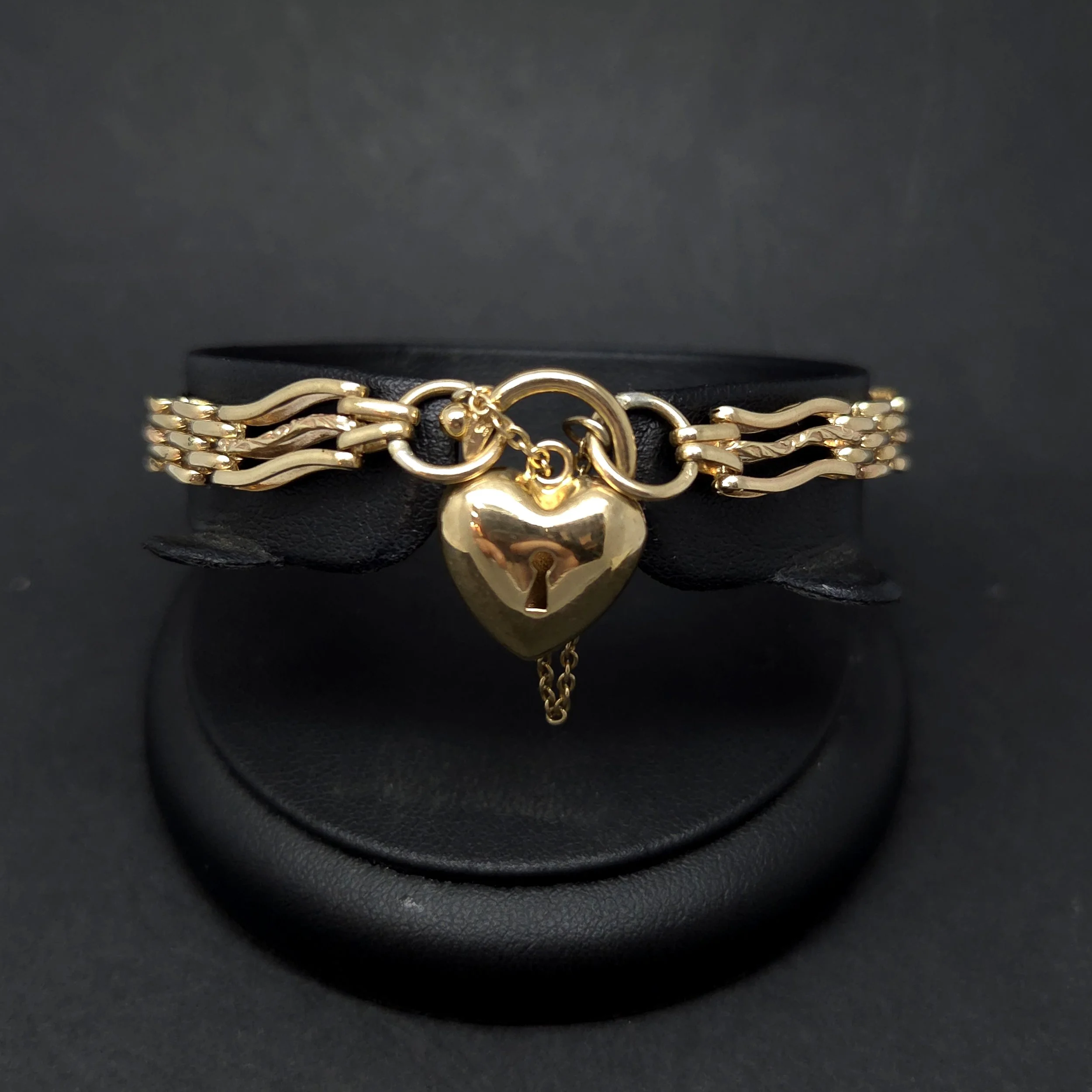 yellow gold fine gatebracelett wit padlock.jpg