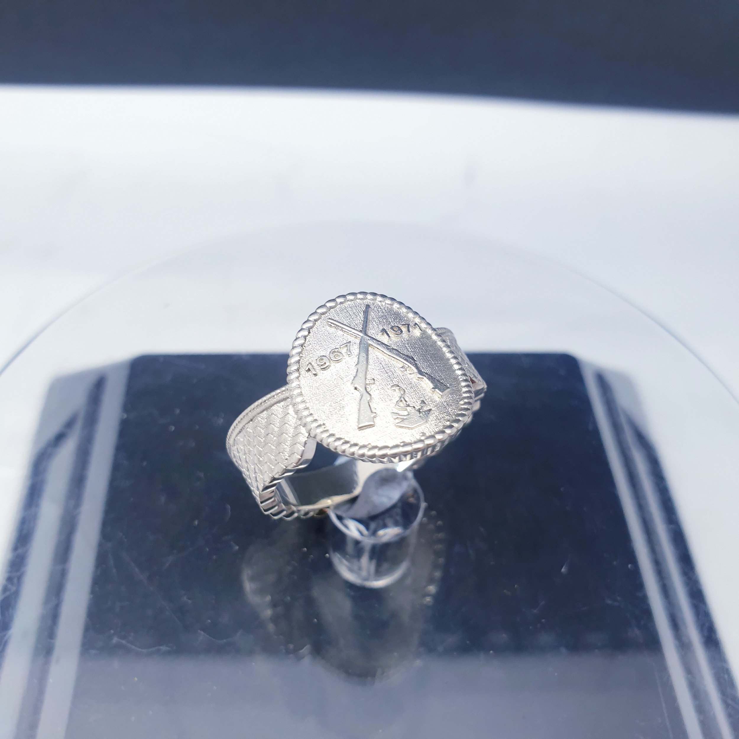 Signet ring Modeled after War Medal