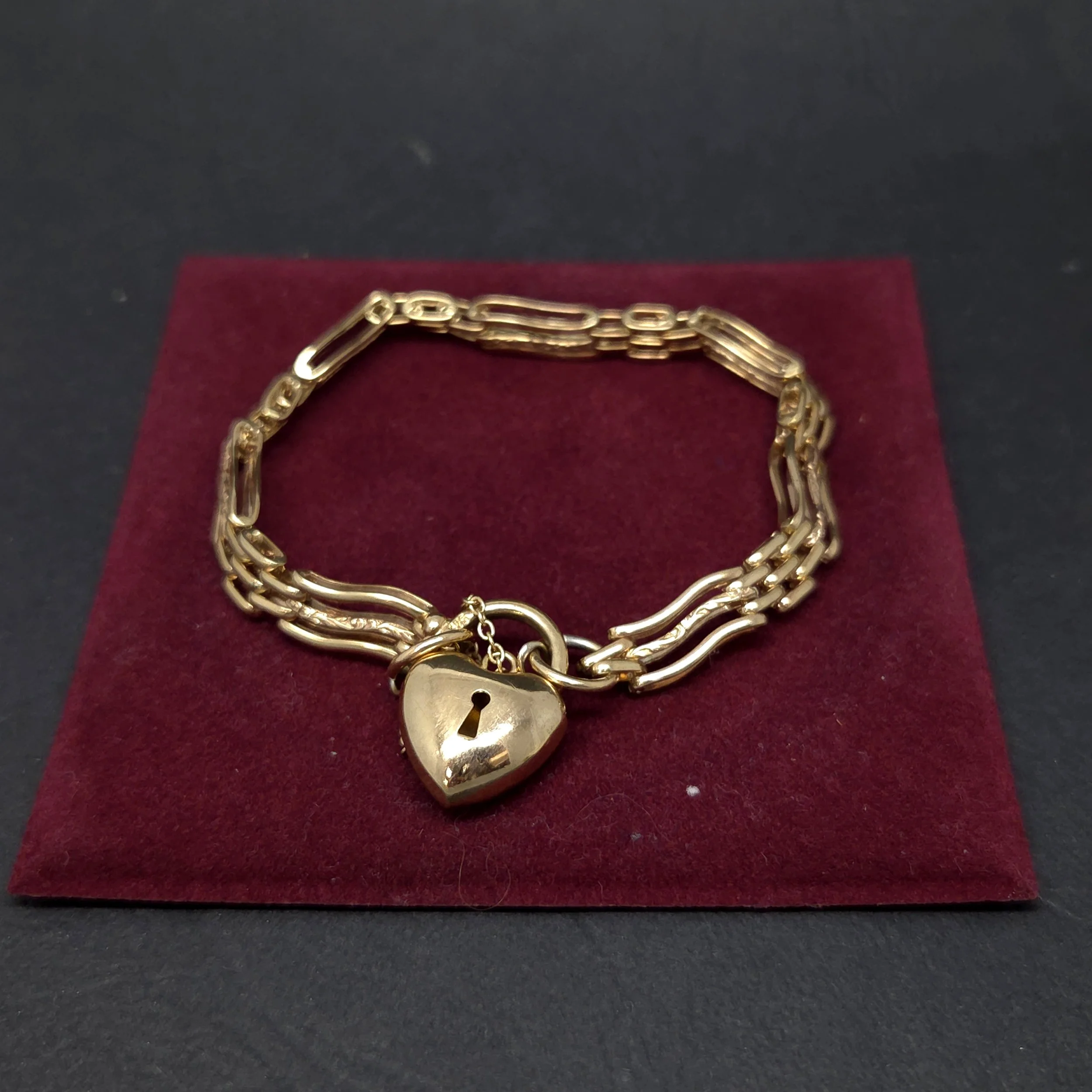 yellow gold fine gatebracelet with padlock.jpg