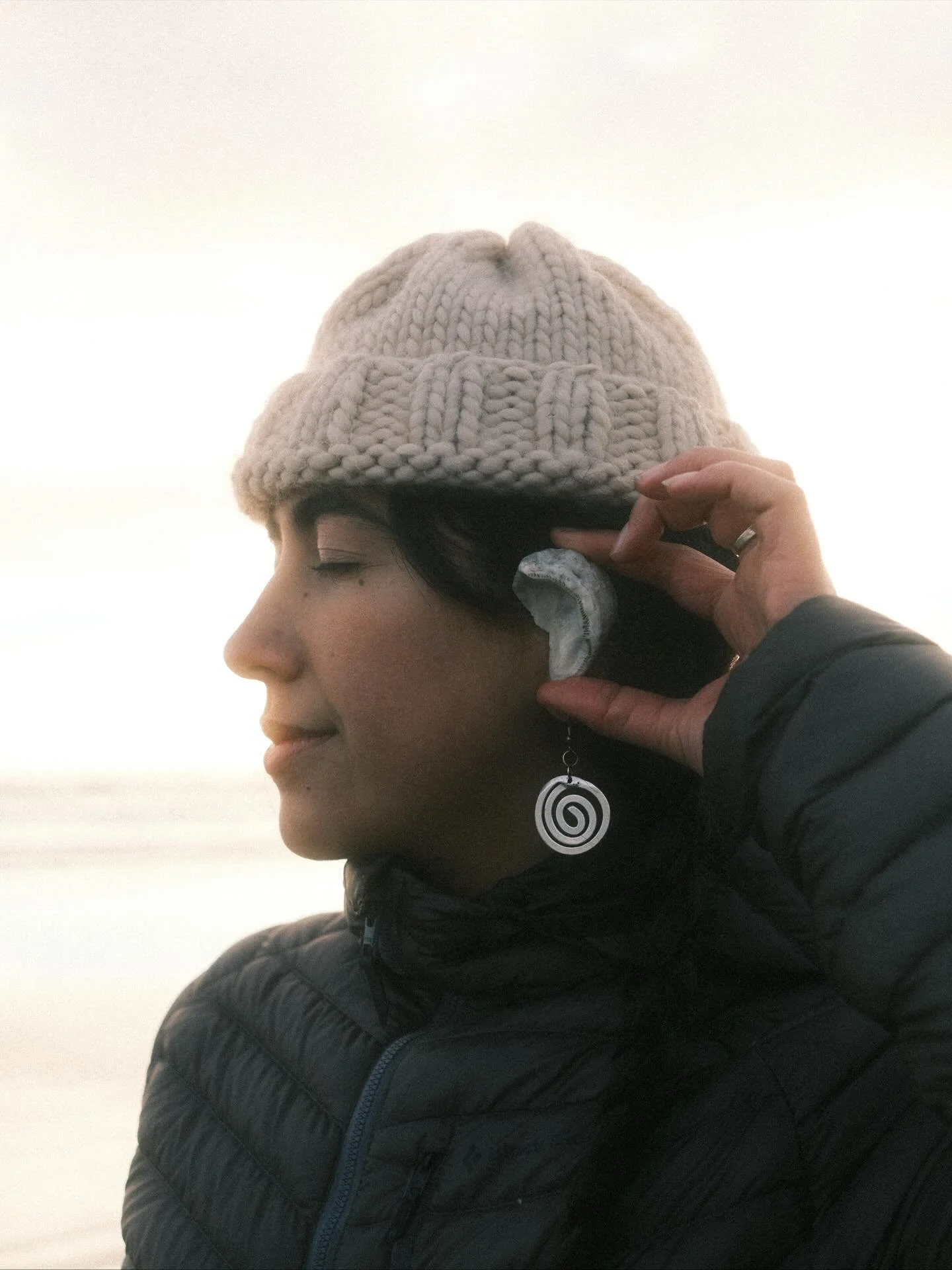 Listening to land and sea 🐚 In and by water, walking through foggy rainforests, and going slowly as the short days roll on soaking in the fleeting hours of daylight. A gift to have a pause for warmth, play, and creativity. 

Through the lens of @bra