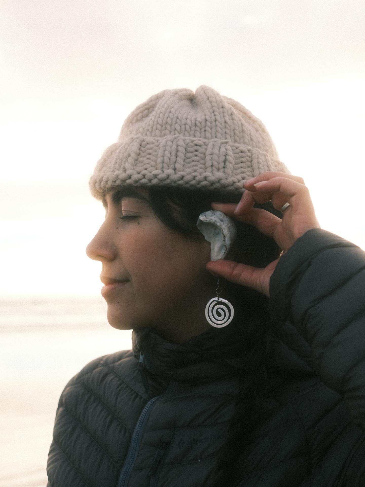 Listening to land and sea 🐚 In and by water, walking through foggy rainforests, and going slowly as the short days roll on soaking in the fleeting hours of daylight. A gift to have a pause for warmth, play, and creativity. 

Through the lens of @bra