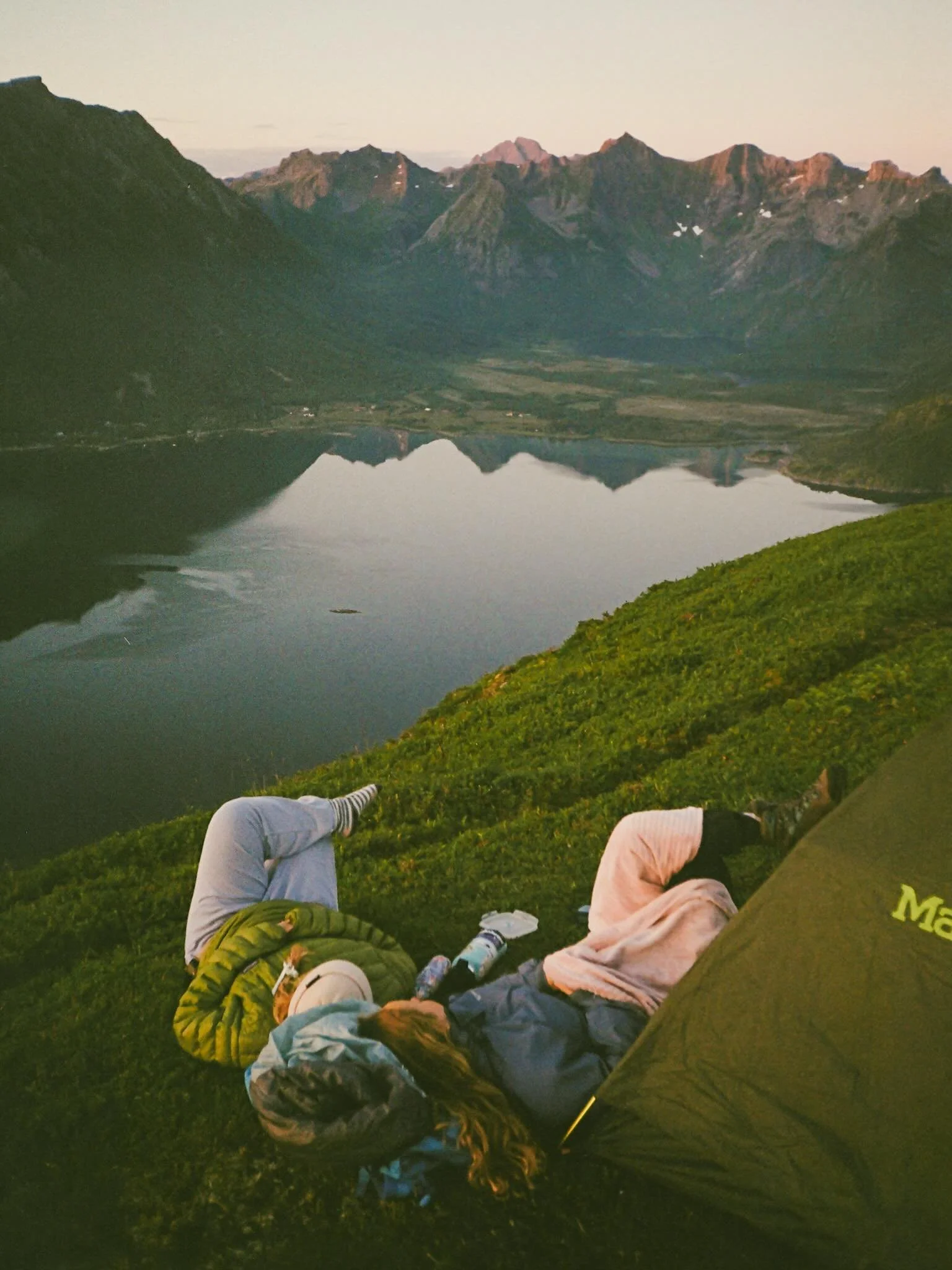 Something very special and otherworldly about being on a mountain top with your dearest pals watching the midnight sun over an archipelago. Utter quiet besides the hum of expansiveness. ꩜

A #35mmfilm mem from a couple summers ago in Lofoten