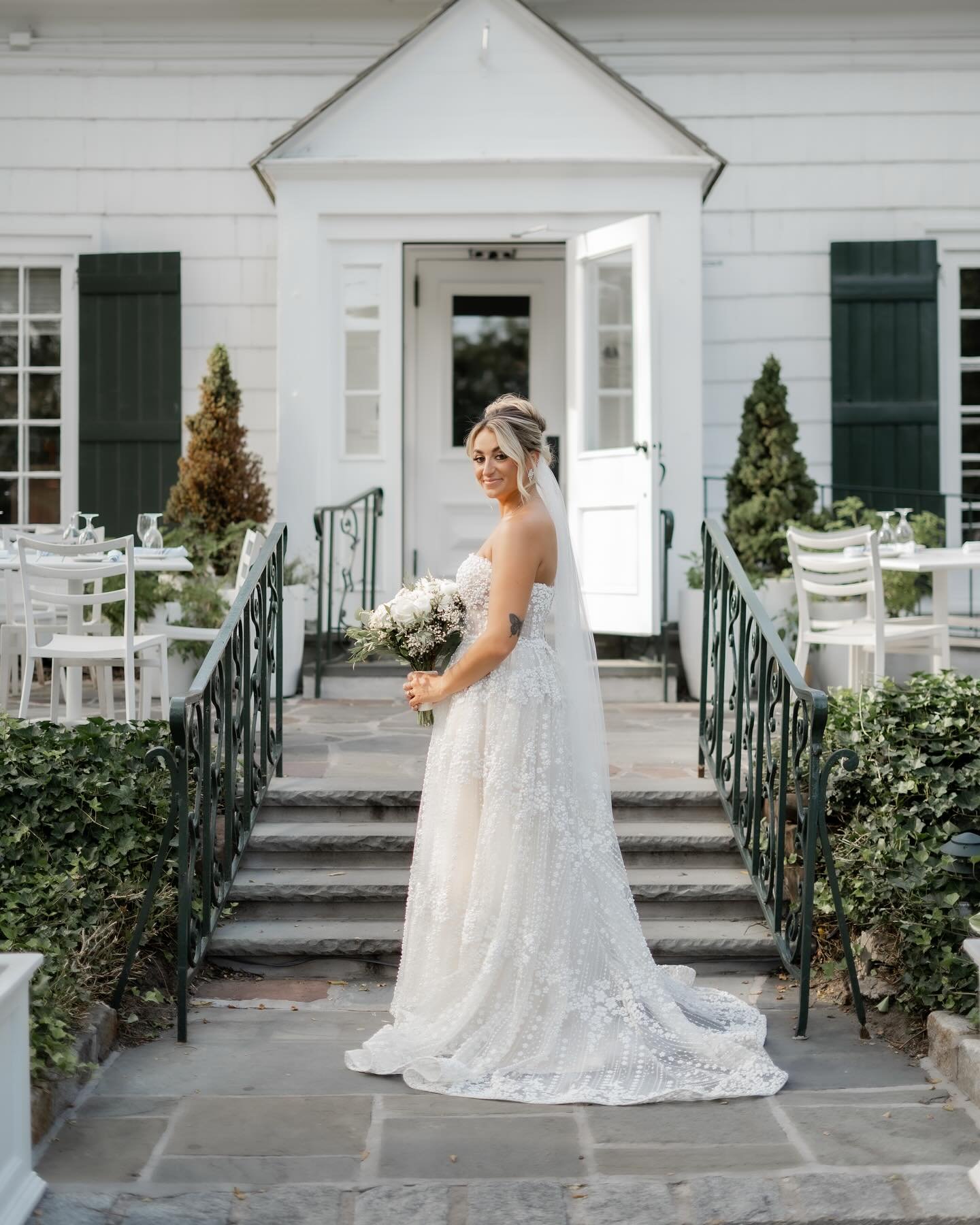 ✨ A little throwback to my wedding day ✨⁣

When I was a bride, I genuinely loved the planning process - organizing timelines, designing the details, and getting creative with every little piece. But when the big day came, I realized how much I needed